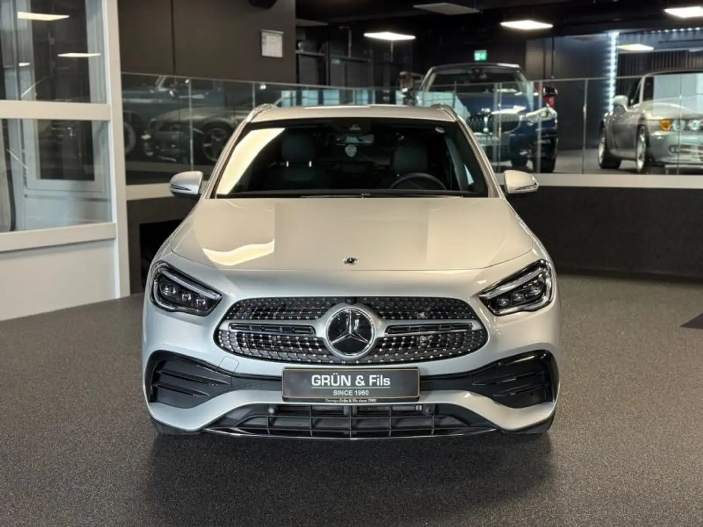 Mercedes-Benz GLA 200 AMG Line *AHK Gris - 2