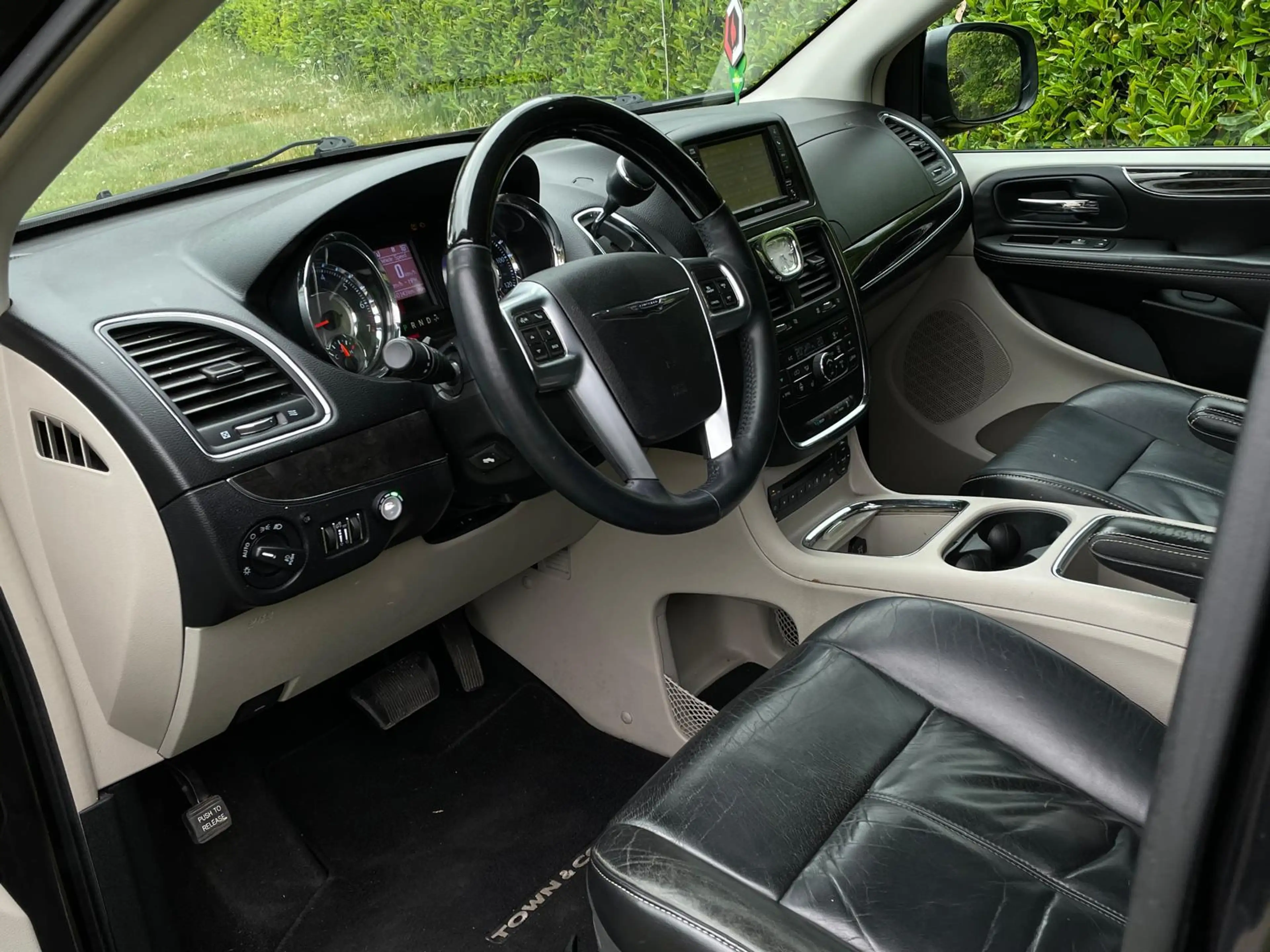 Chrysler Grand Voyager Limited Edition 3.6 V6 Stow&Go/3XTV/DVD — photo 9