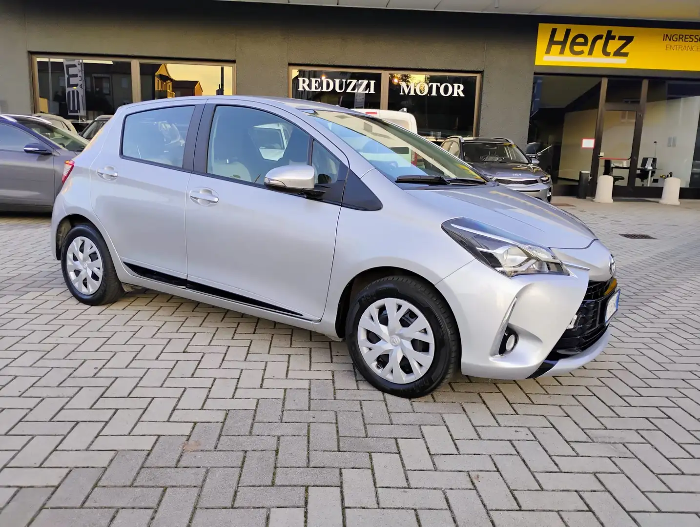 Toyota Yaris Yaris III 2017 5p 1.0 Active my18 Silber - 2
