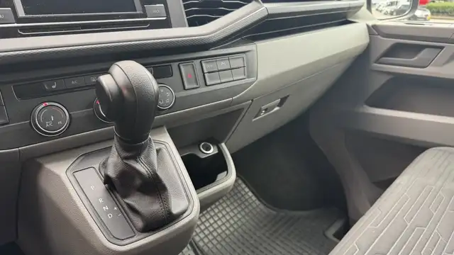 Volkswagen Transporter view 9