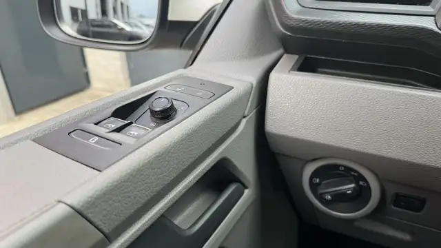 Volkswagen Transporter view 13
