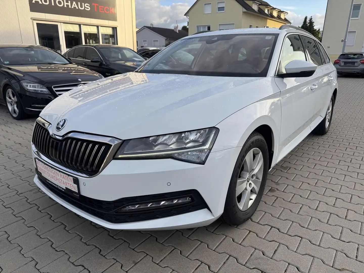 Skoda Superb Combi 2.0 TDI DSG 8x bereift/1.Hand/NAVI/AHK/SHZ/P Weiß - 1