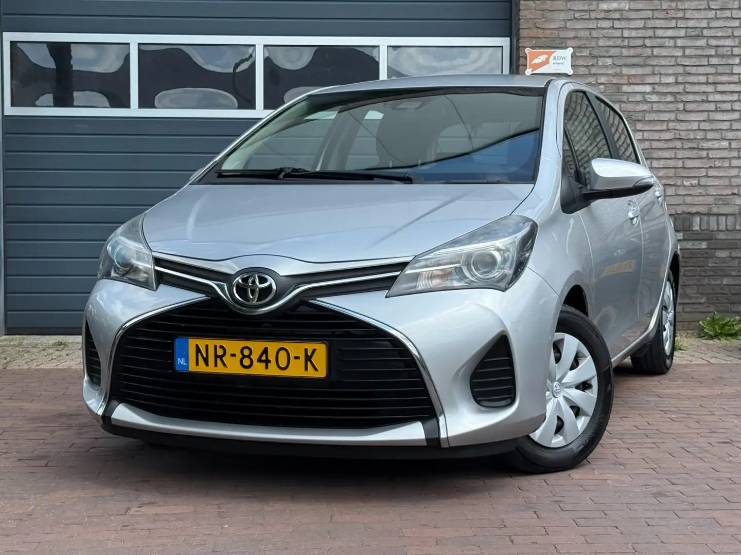 Toyota Yaris 1.0 VVT-i Trend|Airco|Navi. Grijs - 2
