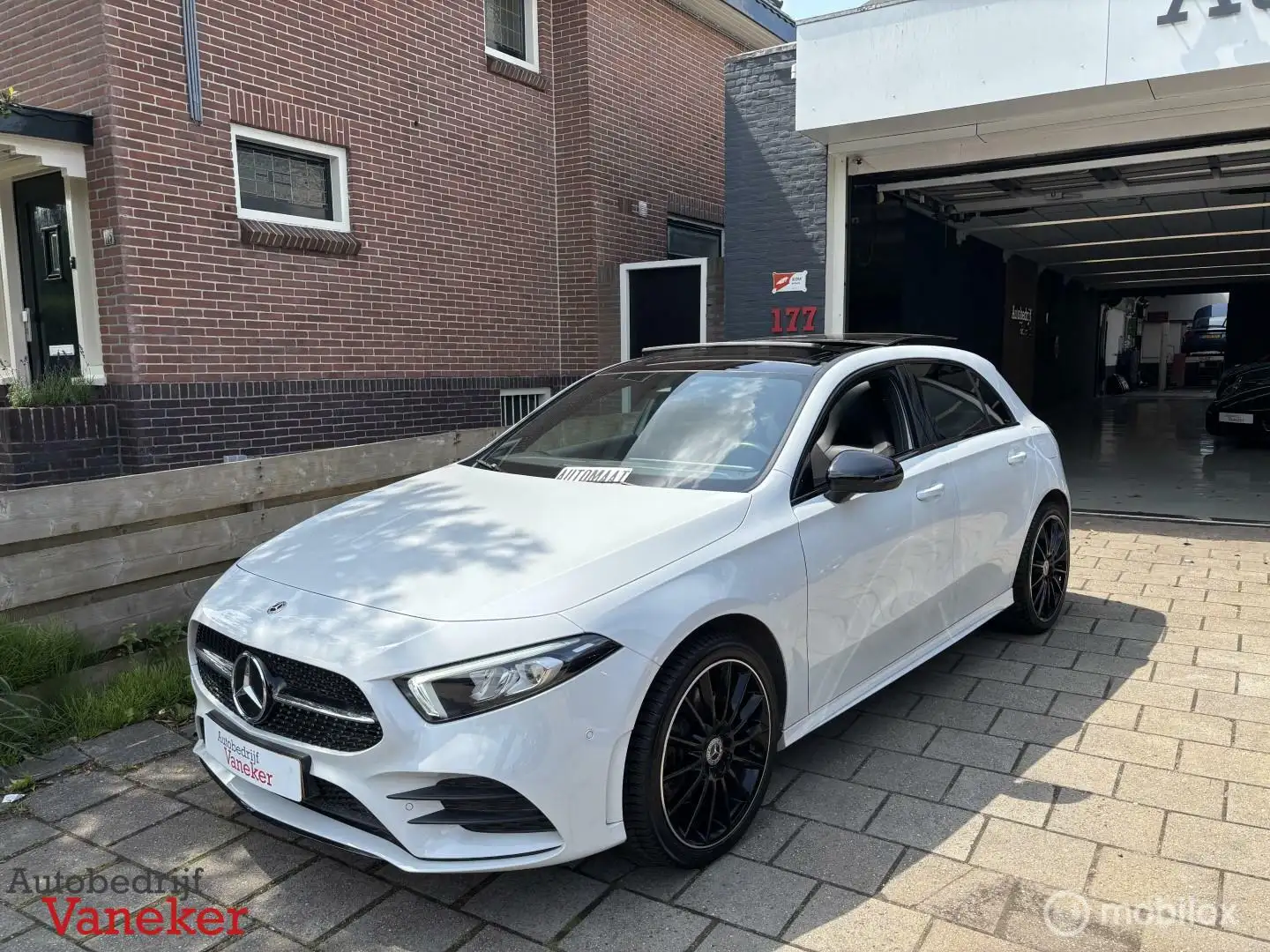Mercedes-Benz A 250 250e AMG Line|Parelmoer|Night|Pano|Carplay|Dealer Blanc - 2