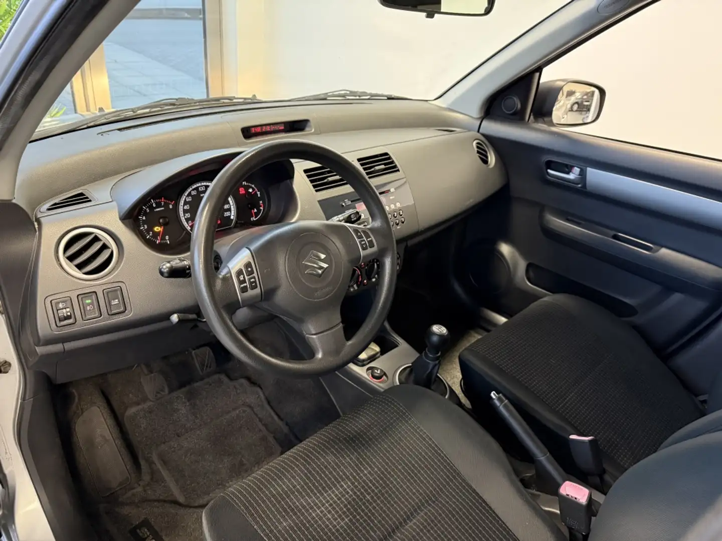 Suzuki Swift 1.5 Exclusive / Airco / Cruise / 5 deurs Gris - 2
