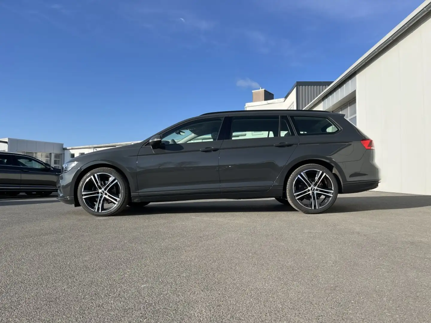 Volkswagen Passat Variant 1.6 TDI DSG R-Line Optik 119€ m. 20% Anzahlung D Grau - 2