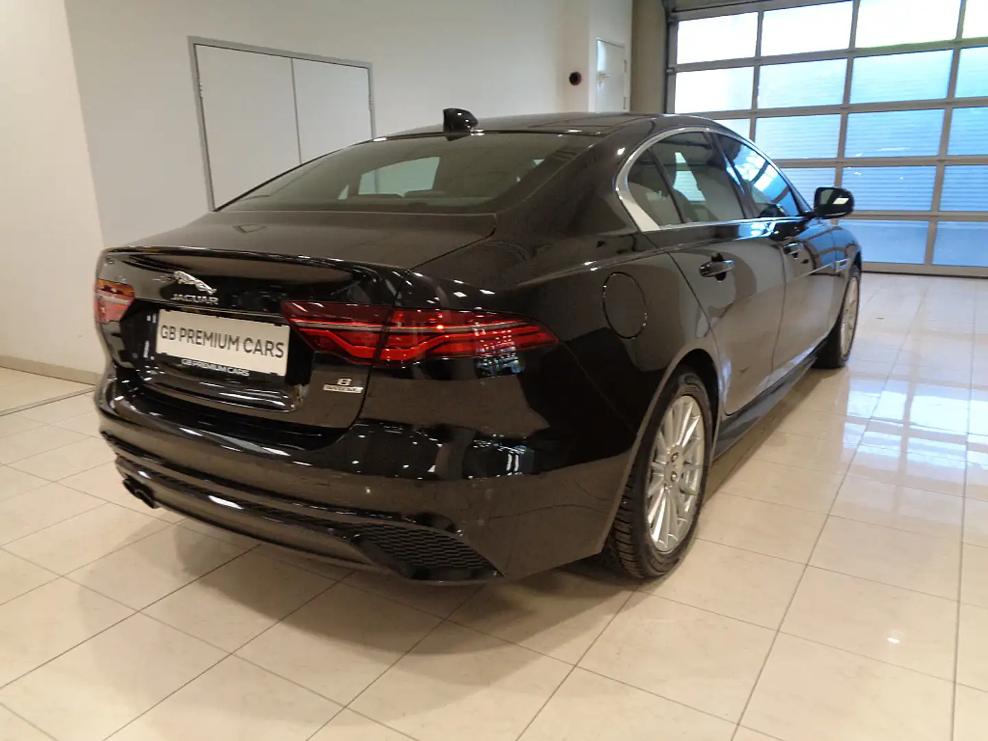 Jaguar XE D180 AWD R-Dynamic SE Aut. R-Dynamic SE Noir - 2