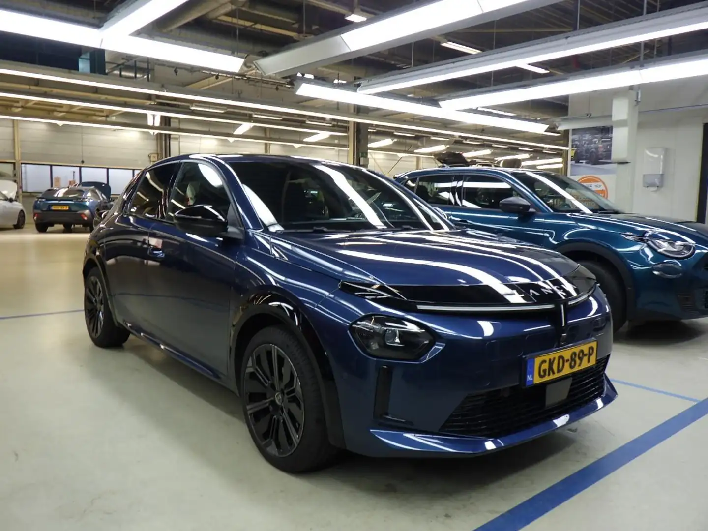Lancia Ypsilon Edizione Cassina Limitata 51 kWh 3 Fase | Navigati Blauw - 2