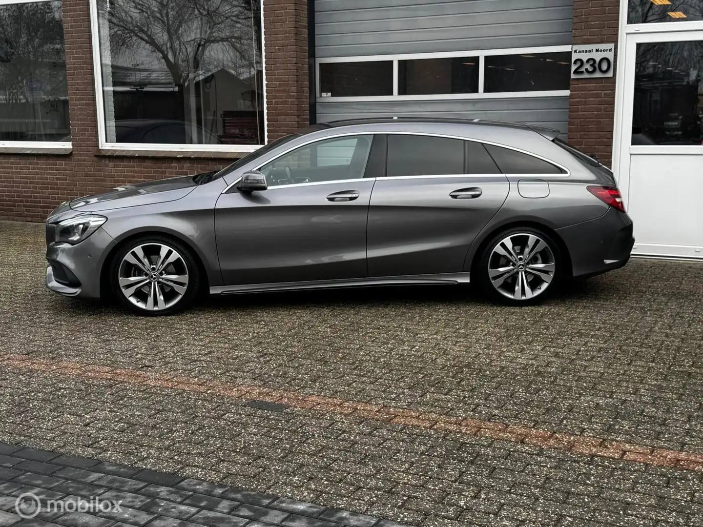 Mercedes-Benz CLA 180 Shooting Brake Business Solution AMG Gris - 2