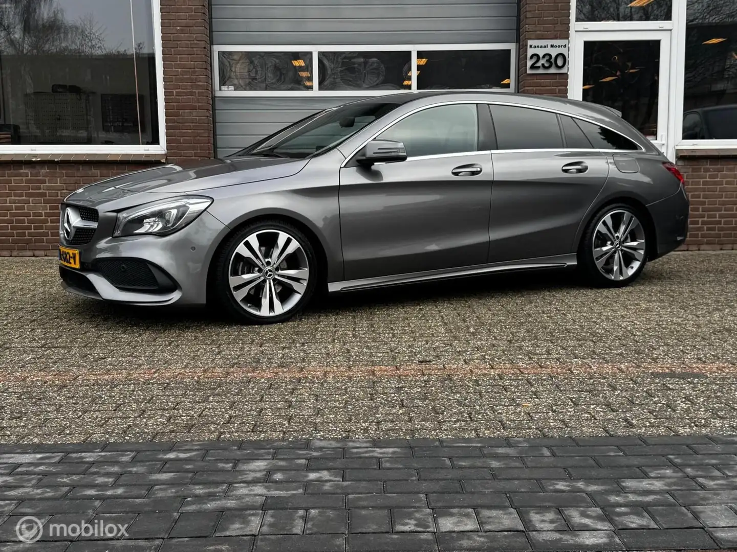 Mercedes-Benz CLA 180 Shooting Brake Business Solution AMG Gris - 1