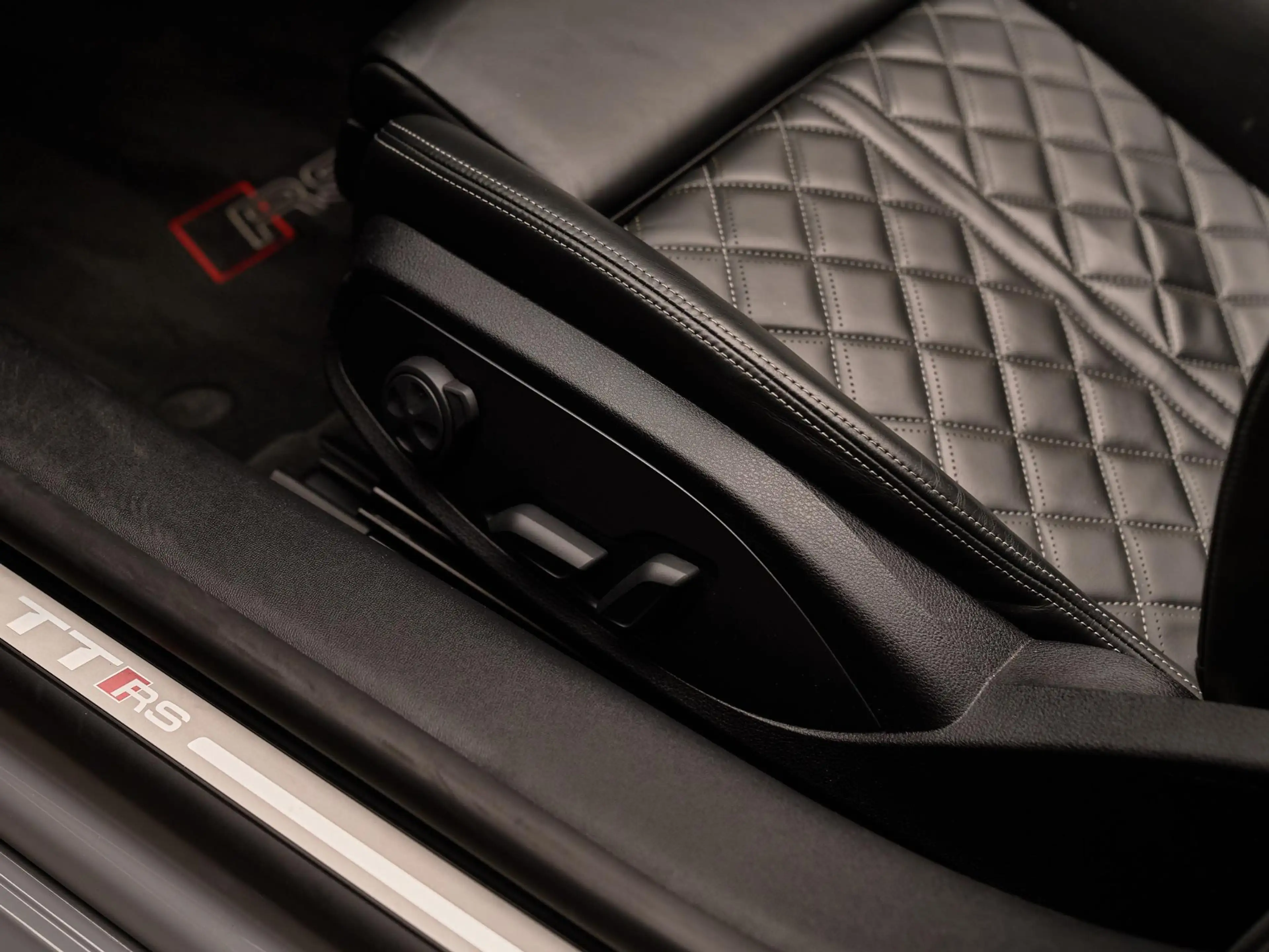 Audi TT RS Roadster 2.5 TFSI Quattro , B&O, magnetic, matrix- — photo 9