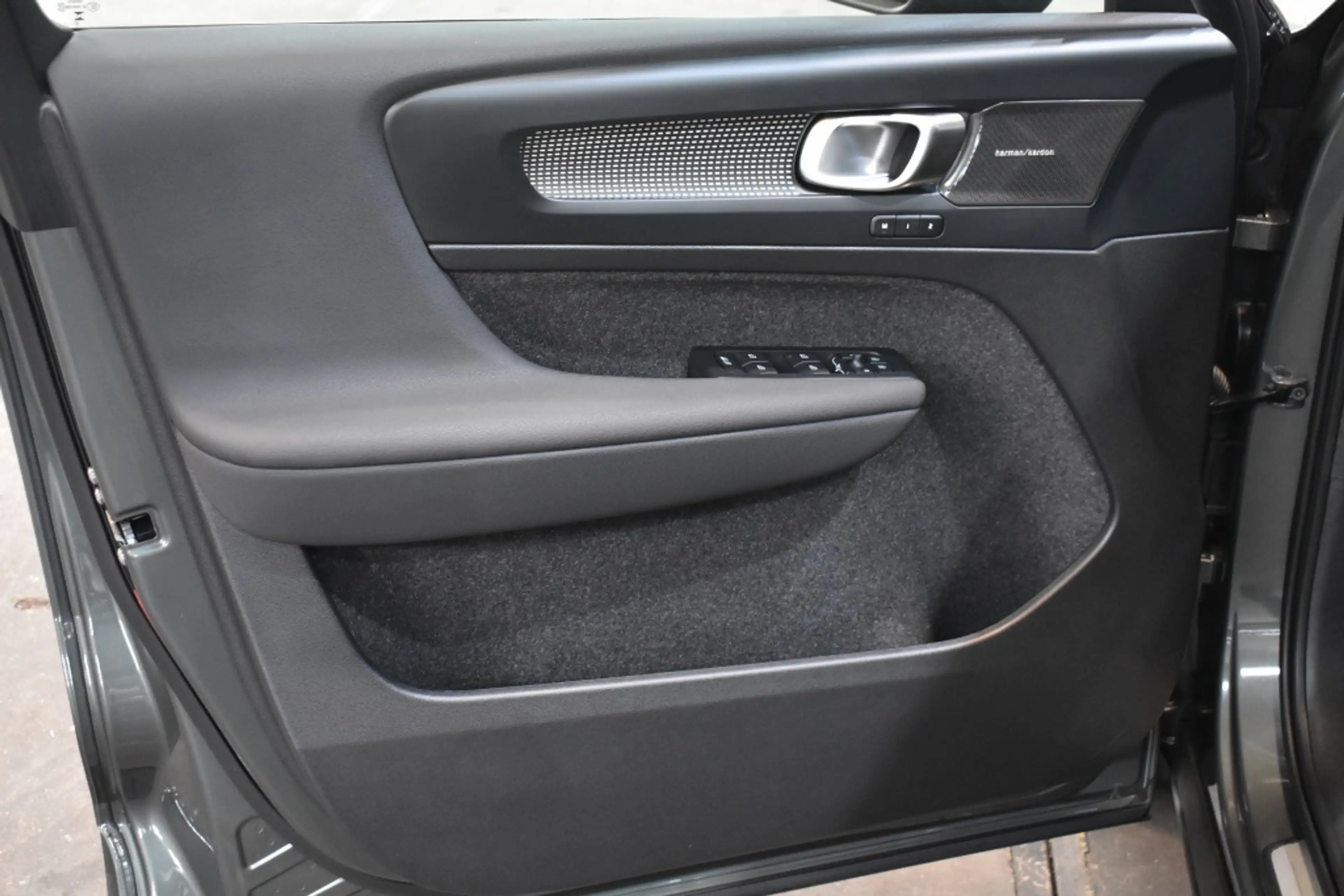 Volvo EC40 Extended Range Ultra 82kWh/252PK | Harman/Kardon | — photo 9
