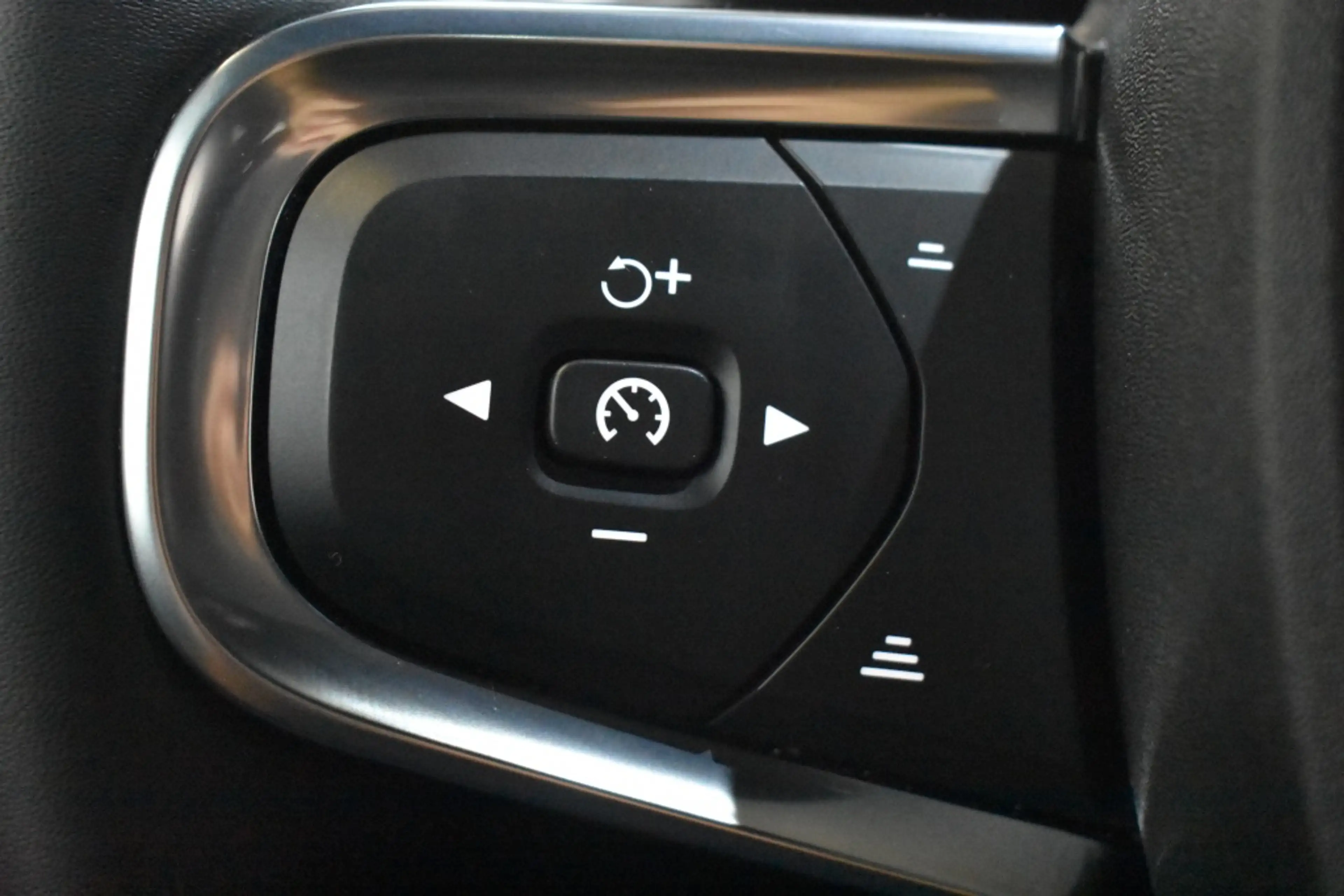 Volvo EC40 Extended Range Ultra 82kWh/252PK | Harman/Kardon | — photo 43