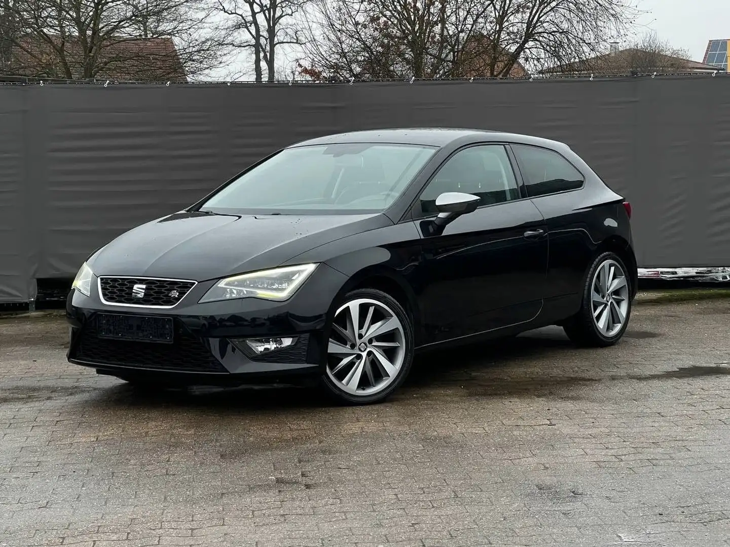 SEAT Leon SC FR*AHK*LED*NAVI*PDC Schwarz - 1