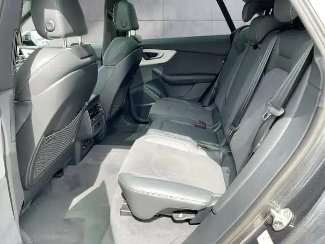 Audi Q8 view 12