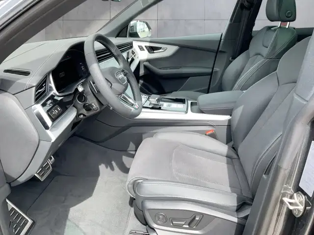Audi Q8 view 9
