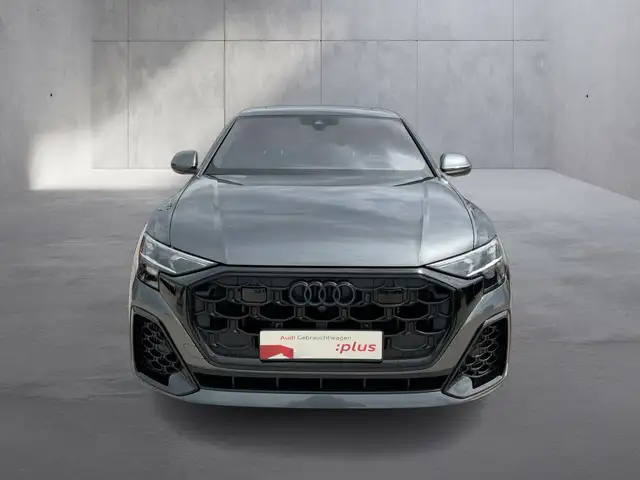 Audi Q8 view 8