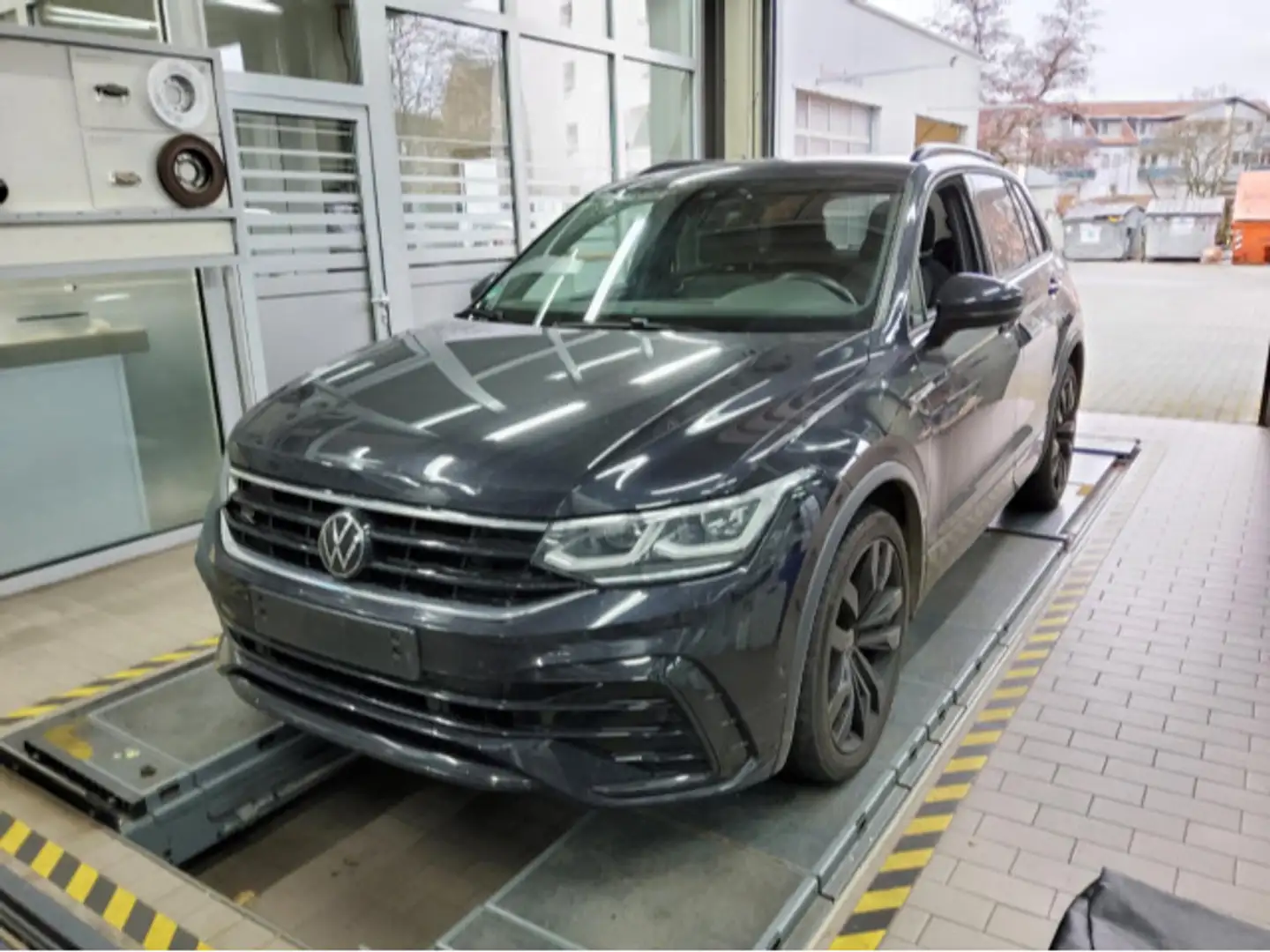 Volkswagen Tiguan 2.0 TDI R-Line Navi IQ.LIGHT - LED-Matrix Schwarz - 2