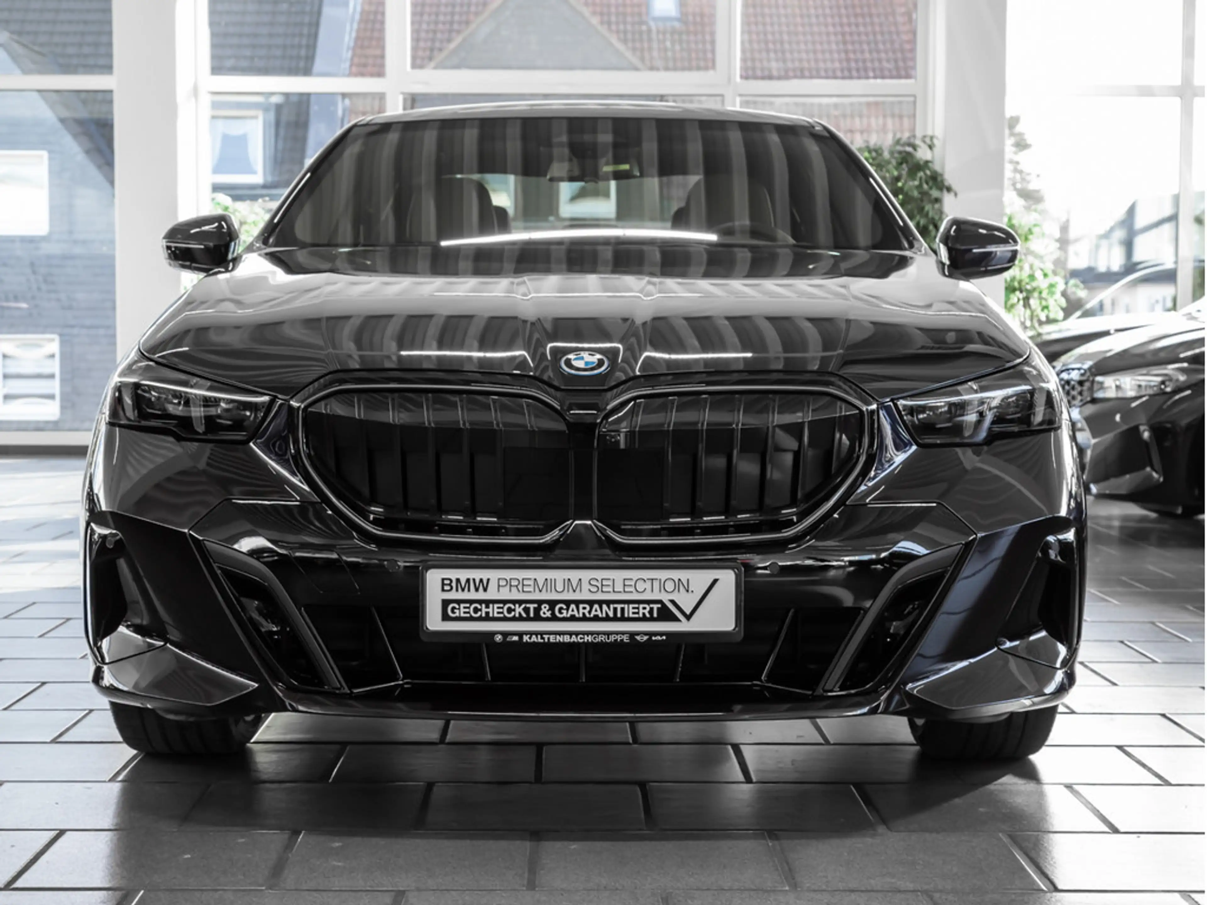 BMW 550 e xDrive M-Sport Pro PANO B&W HUD ACC NAVI — photo 3