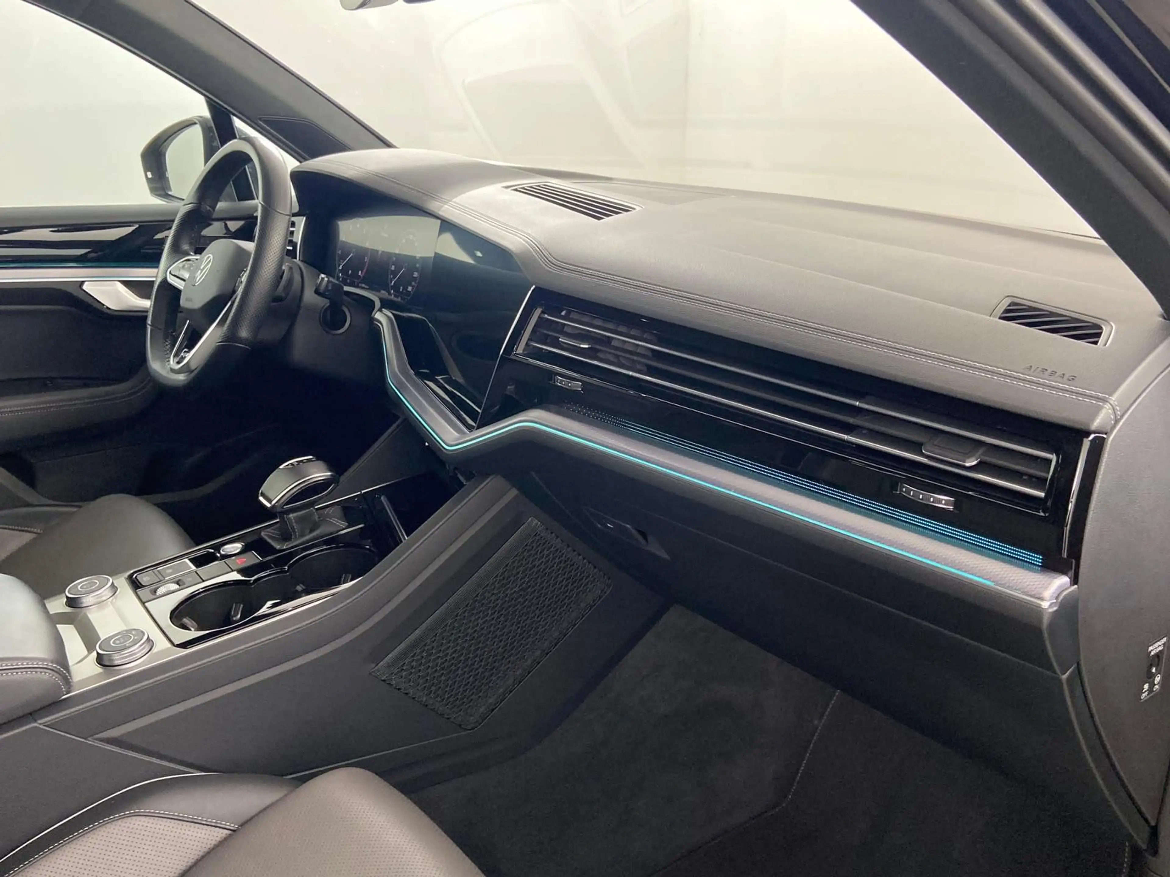 Volkswagen Touareg R-Line 4Motion Matrix Luft Head-up Black — photo 8