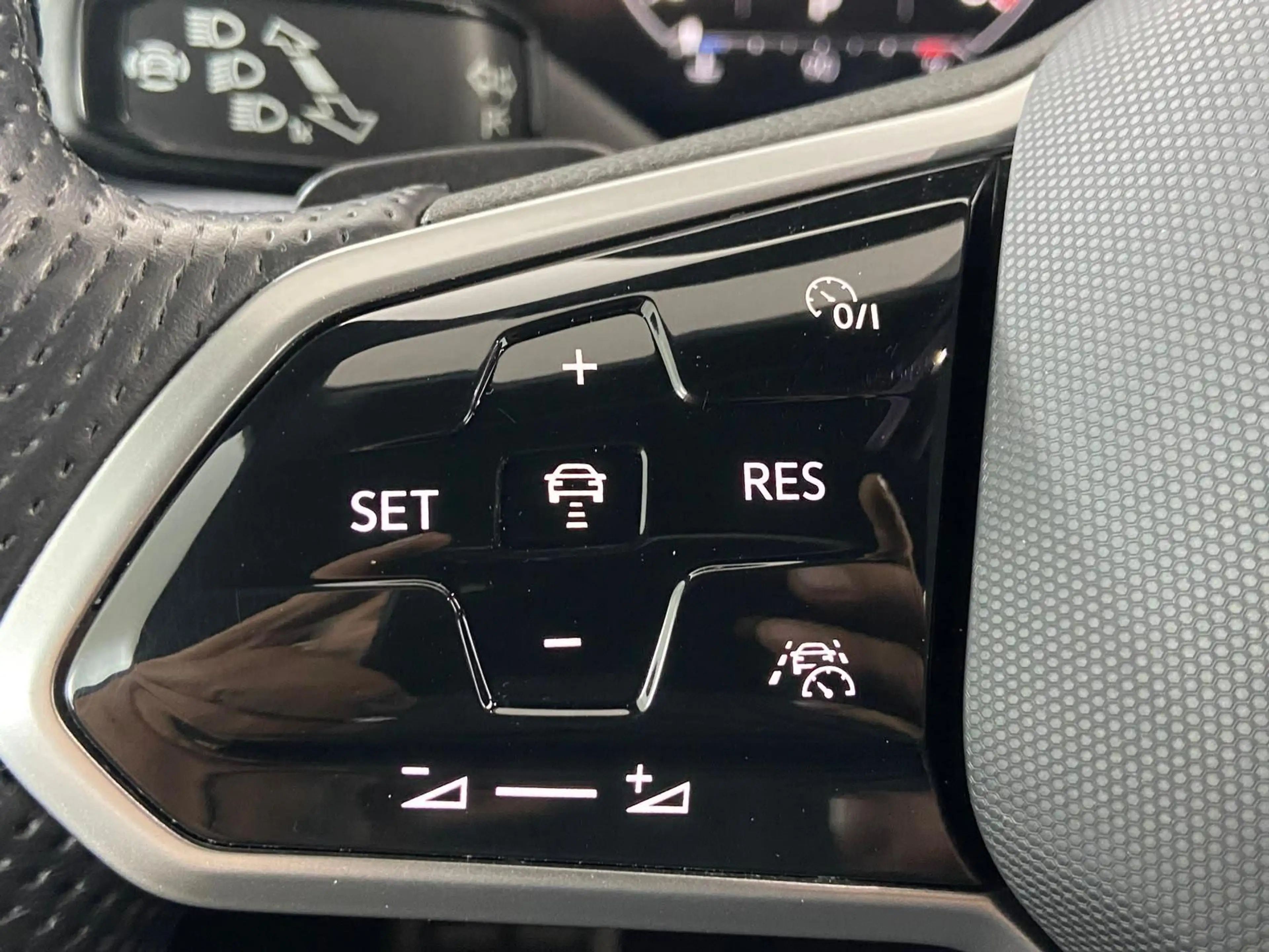 Volkswagen Touareg R-Line 4Motion Matrix Luft Head-up Black — photo 15