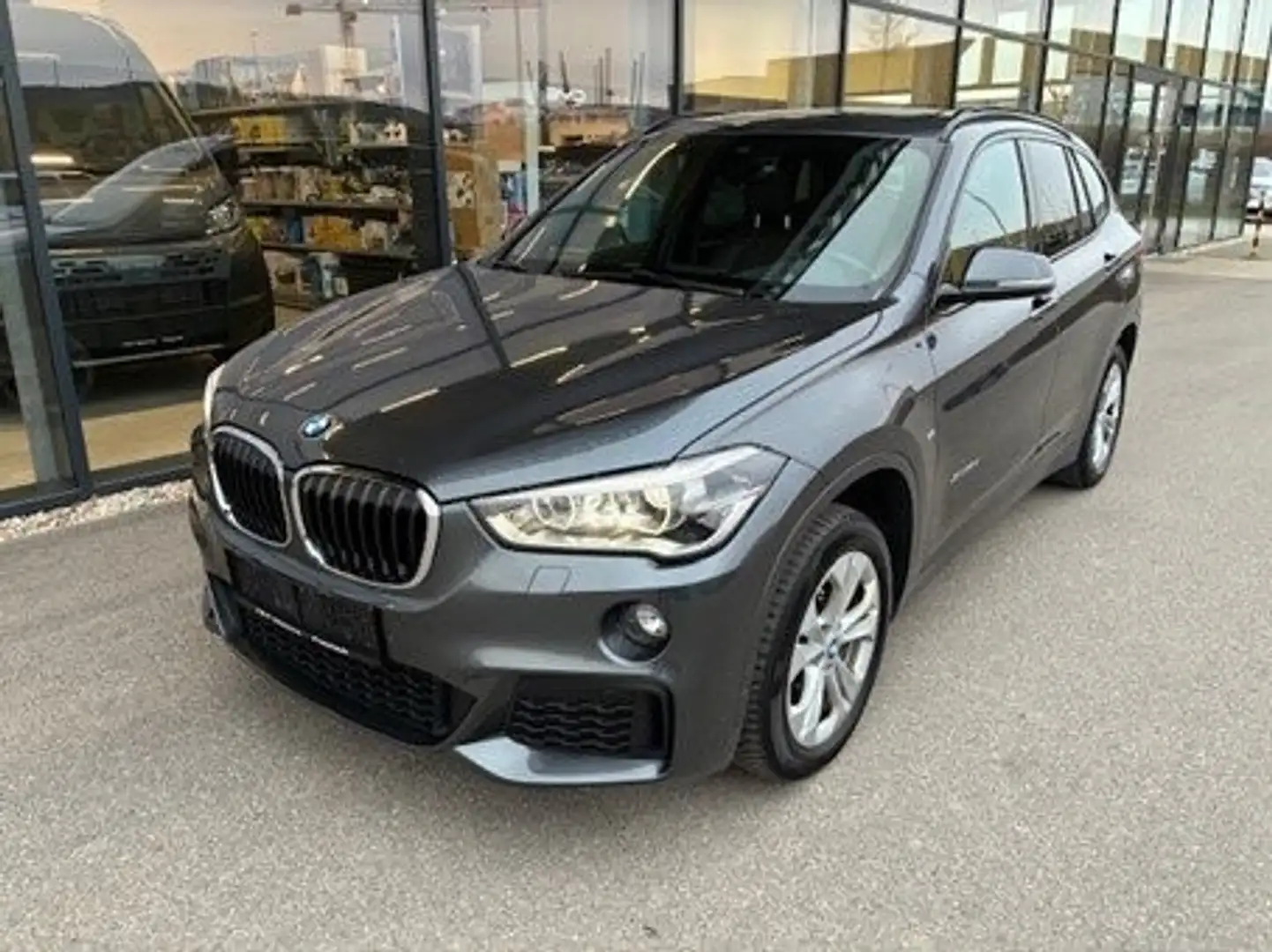 BMW X1 xDrive20d M Sport Grau - 1