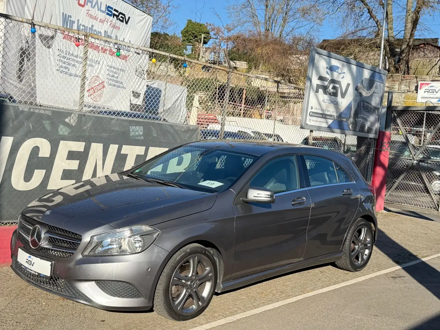 Mercedes-Benz A 180 A -Klasse A 180 BlueEfficiency *AUTOMATIK Grau - 1