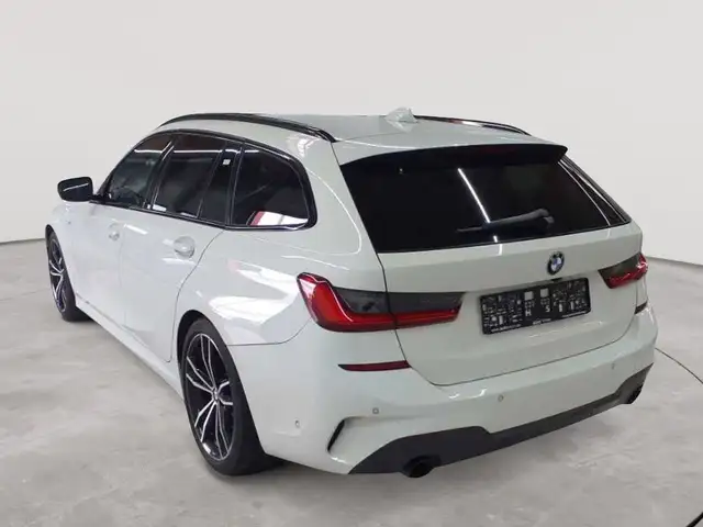 BMW 3 Series view 5
