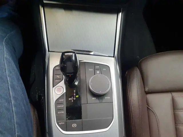 BMW 3 Series view 10