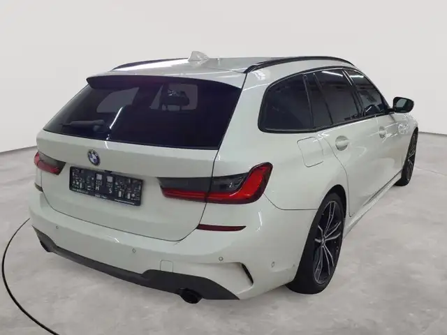 BMW 3 Series view 4