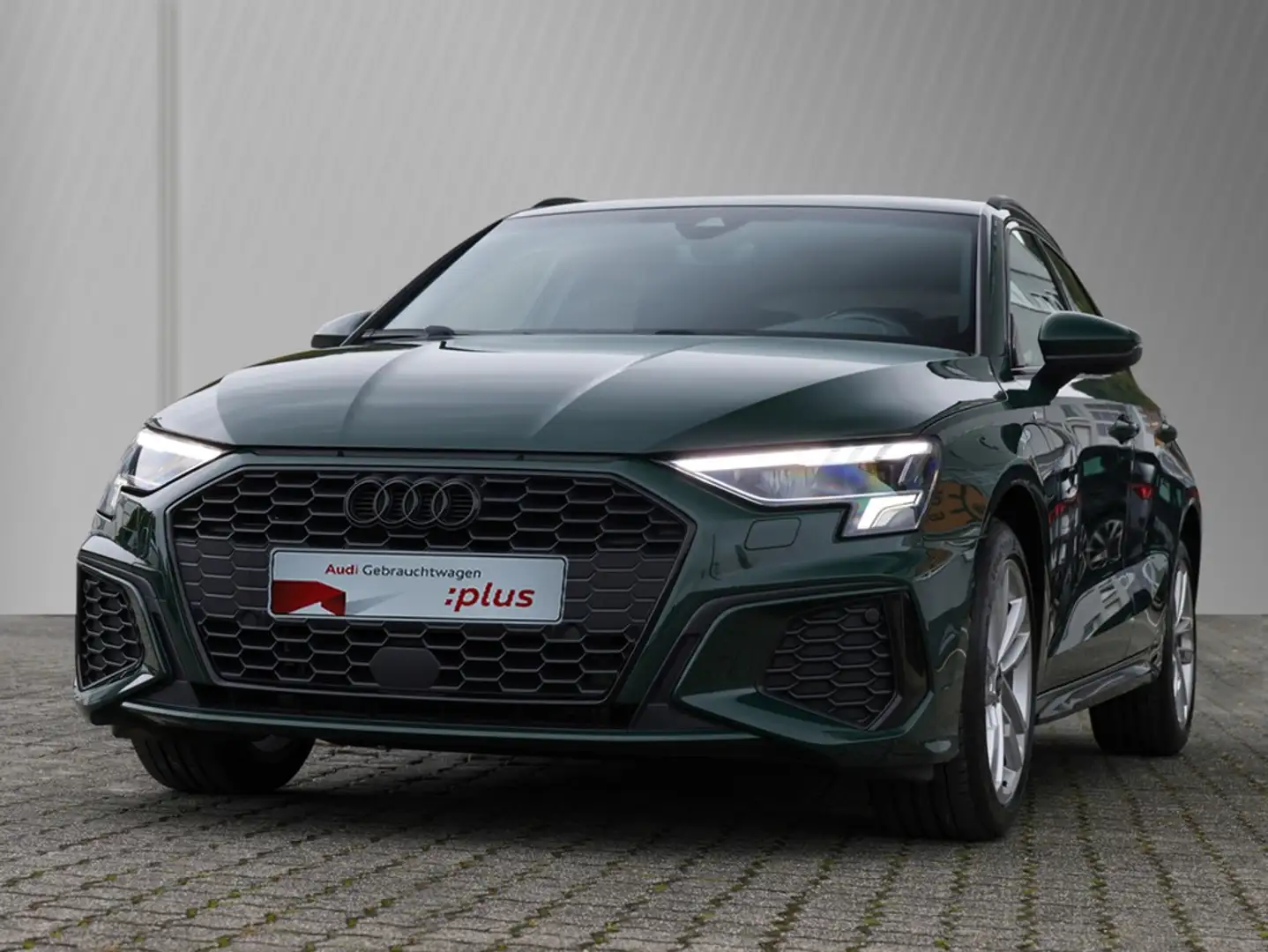 Audi A3 Sportback 40 TFSI e S line Grün - 2