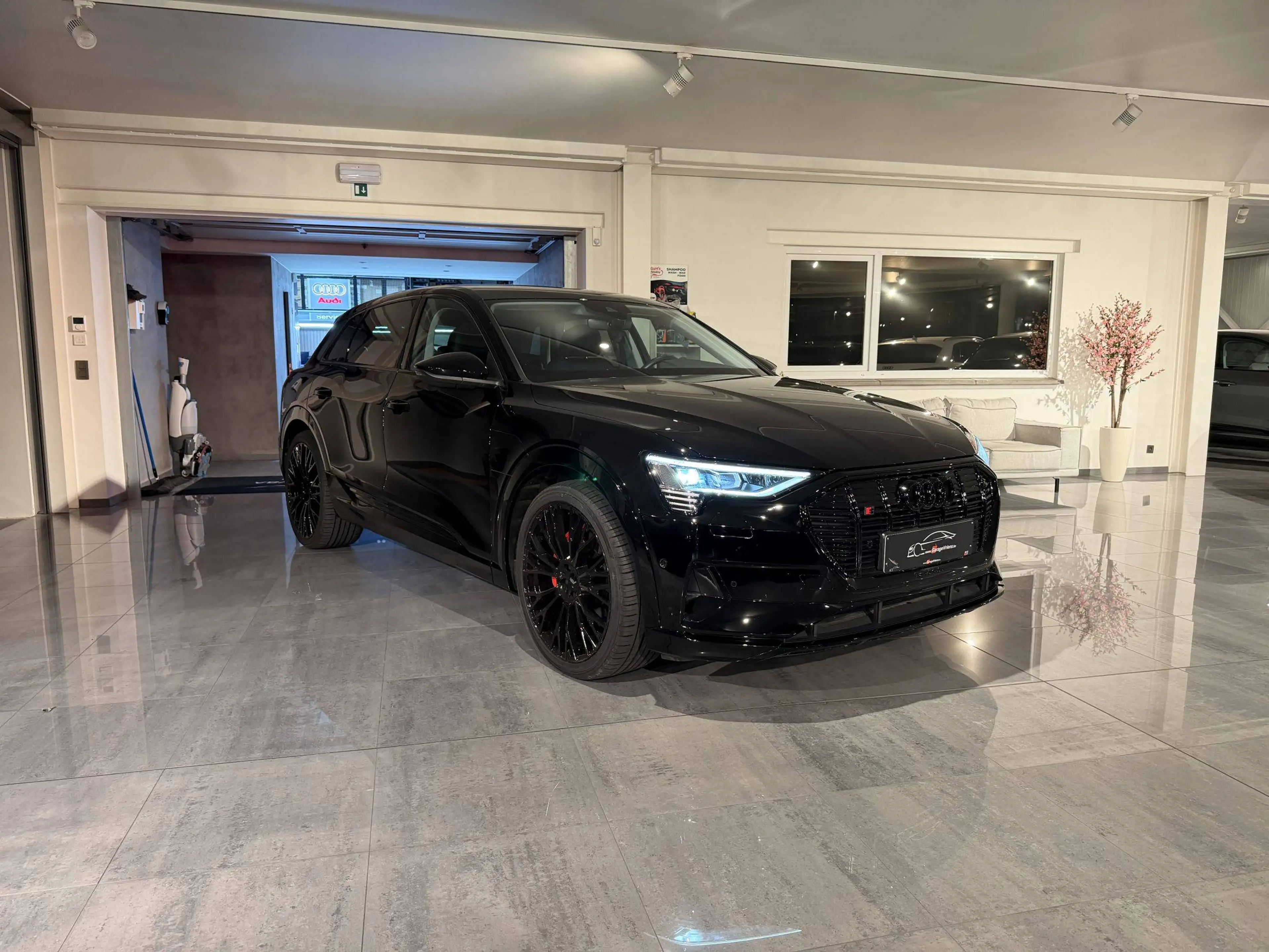 Audi Q8 e-tron 55 QUATTRO 408PK * BLACK PACK  * LED * CAMERA * S-LINE * 22" * TREKHAAK * LEDER * ACC * LUCHTVERING *