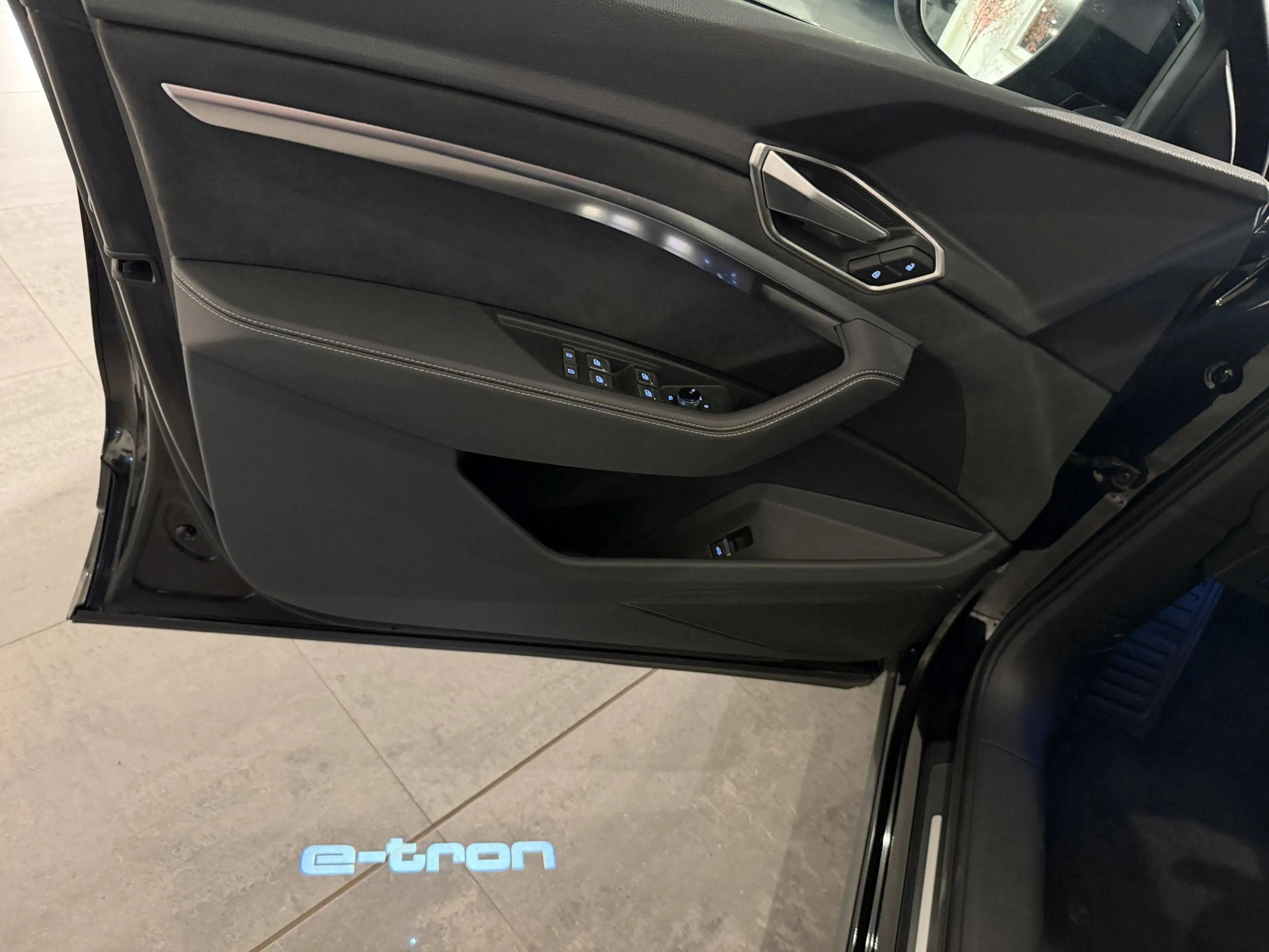 Audi Q8 e-tron 55 QUATTRO 408PK * BLACK PACK * LED * CAMERA * S-LINE * 22" * TREKHAAK * LEDER * ACC * LUCHTVERING * — photo 10