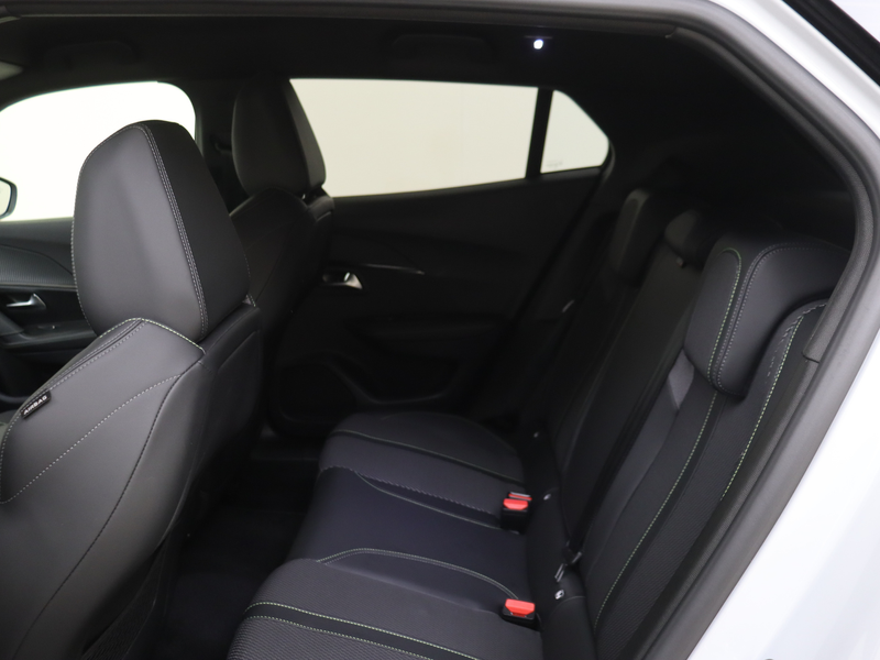 Peugeot e-2008 EV GT 54 kWh — photo 12