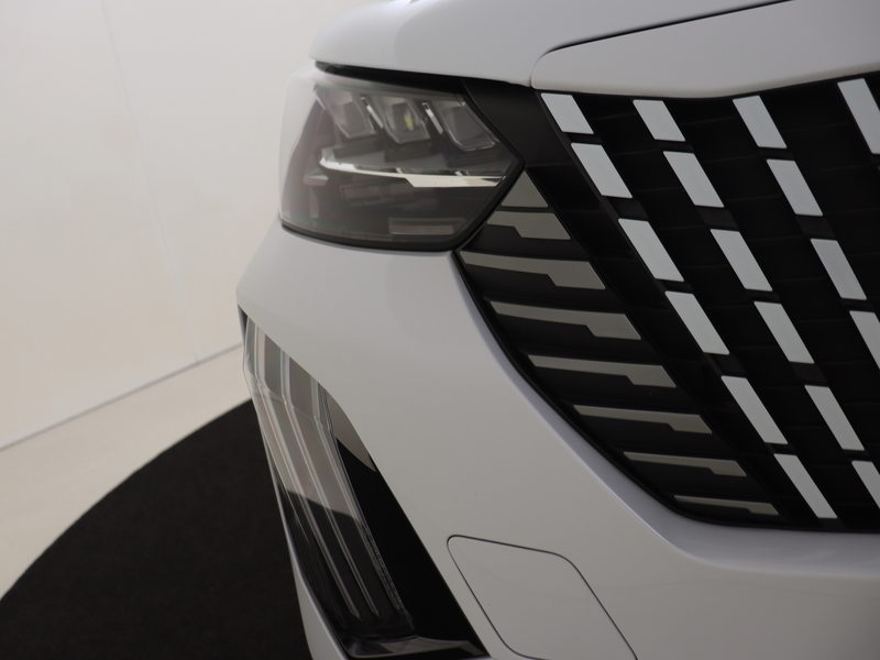 Peugeot e-2008 EV GT 54 kWh — photo 13