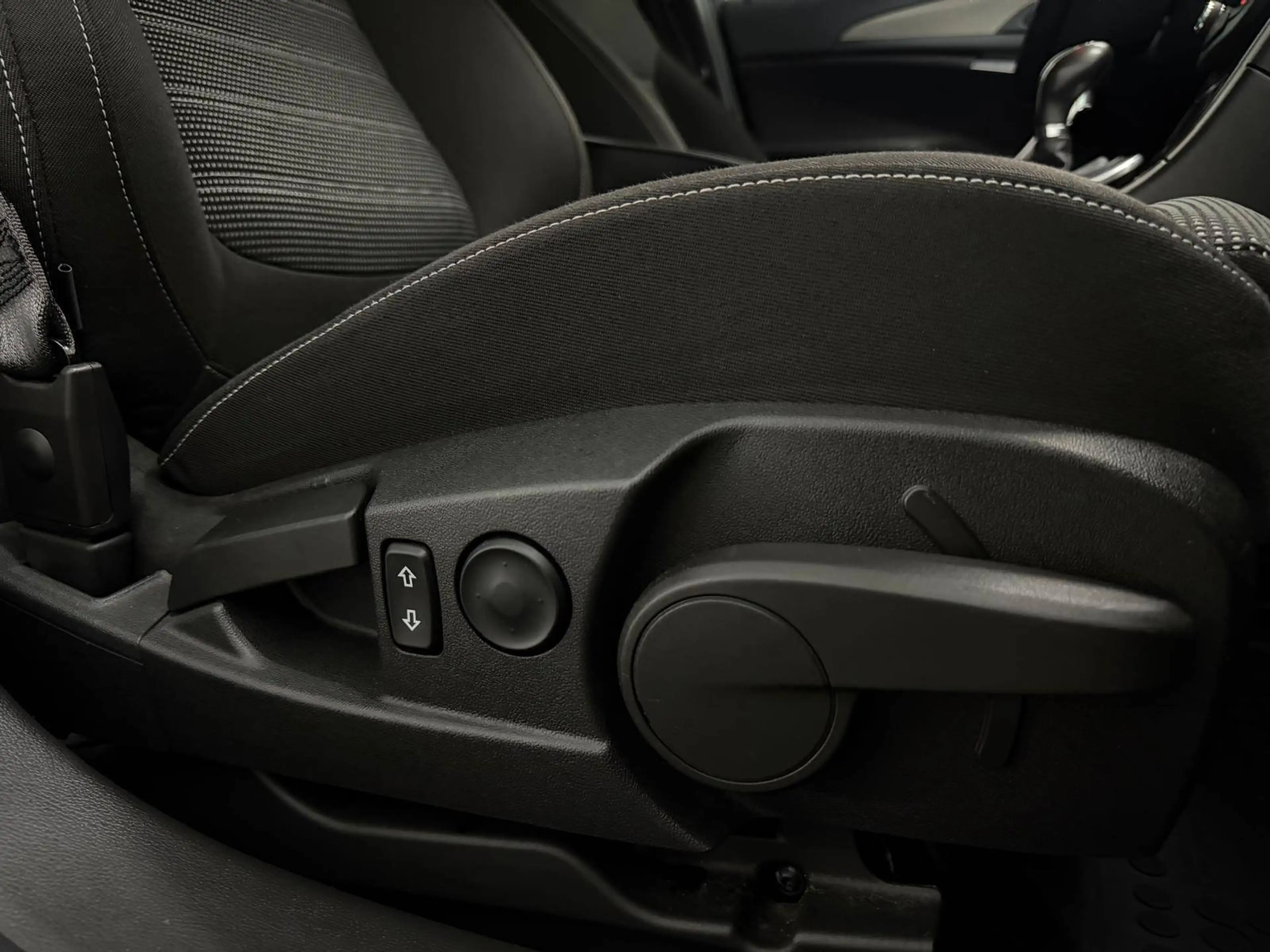 Opel Insignia 2,0 Edition CDTI ecoflex NAVI - AHK - SHZ — photo 12