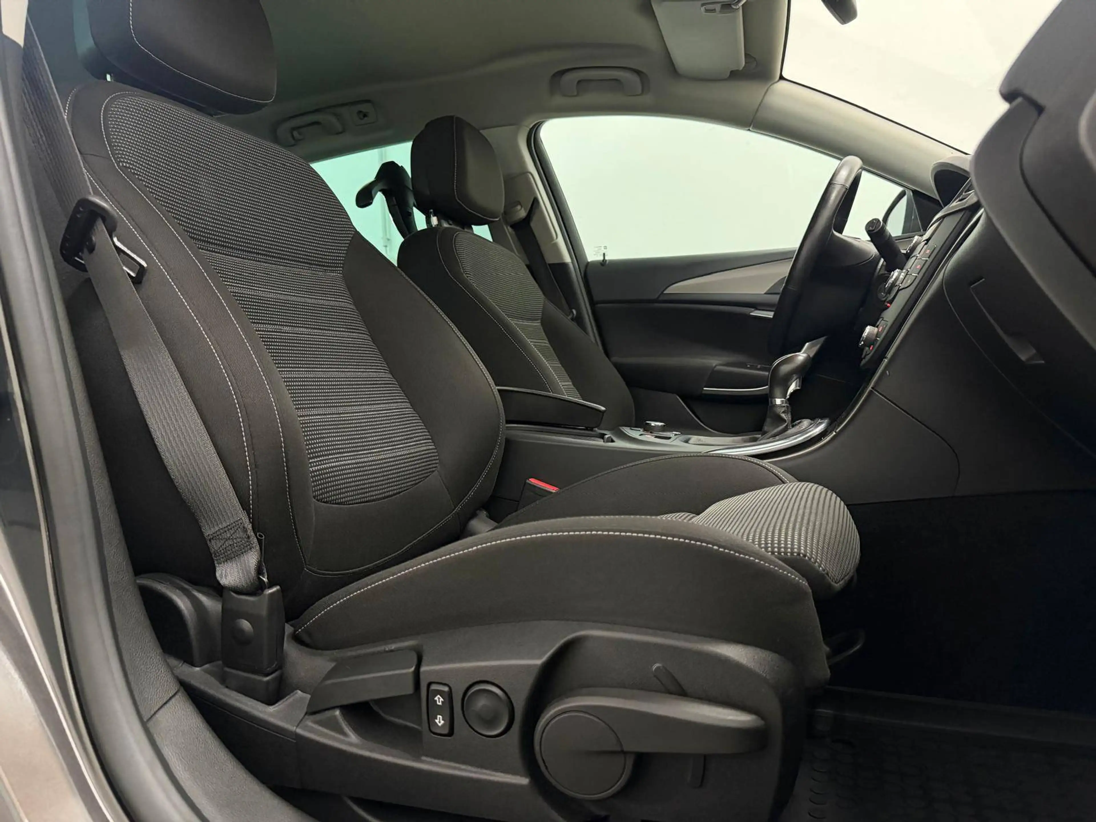 Opel Insignia 2,0 Edition CDTI ecoflex NAVI - AHK - SHZ — photo 11