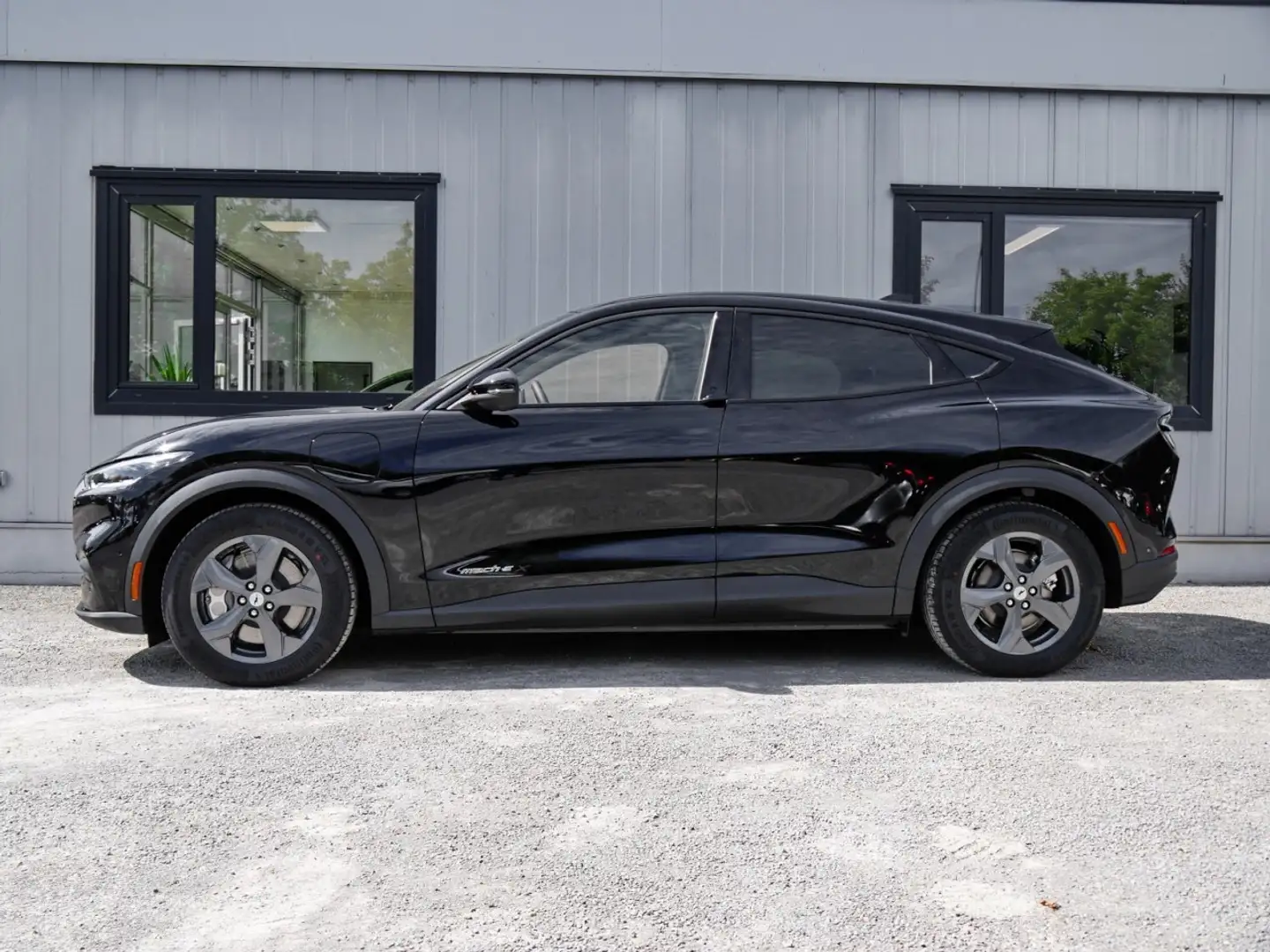 Ford Mustang Mach-E 98kWh Akku mit Technologie-Paket Klima Navi Schwarz - 2