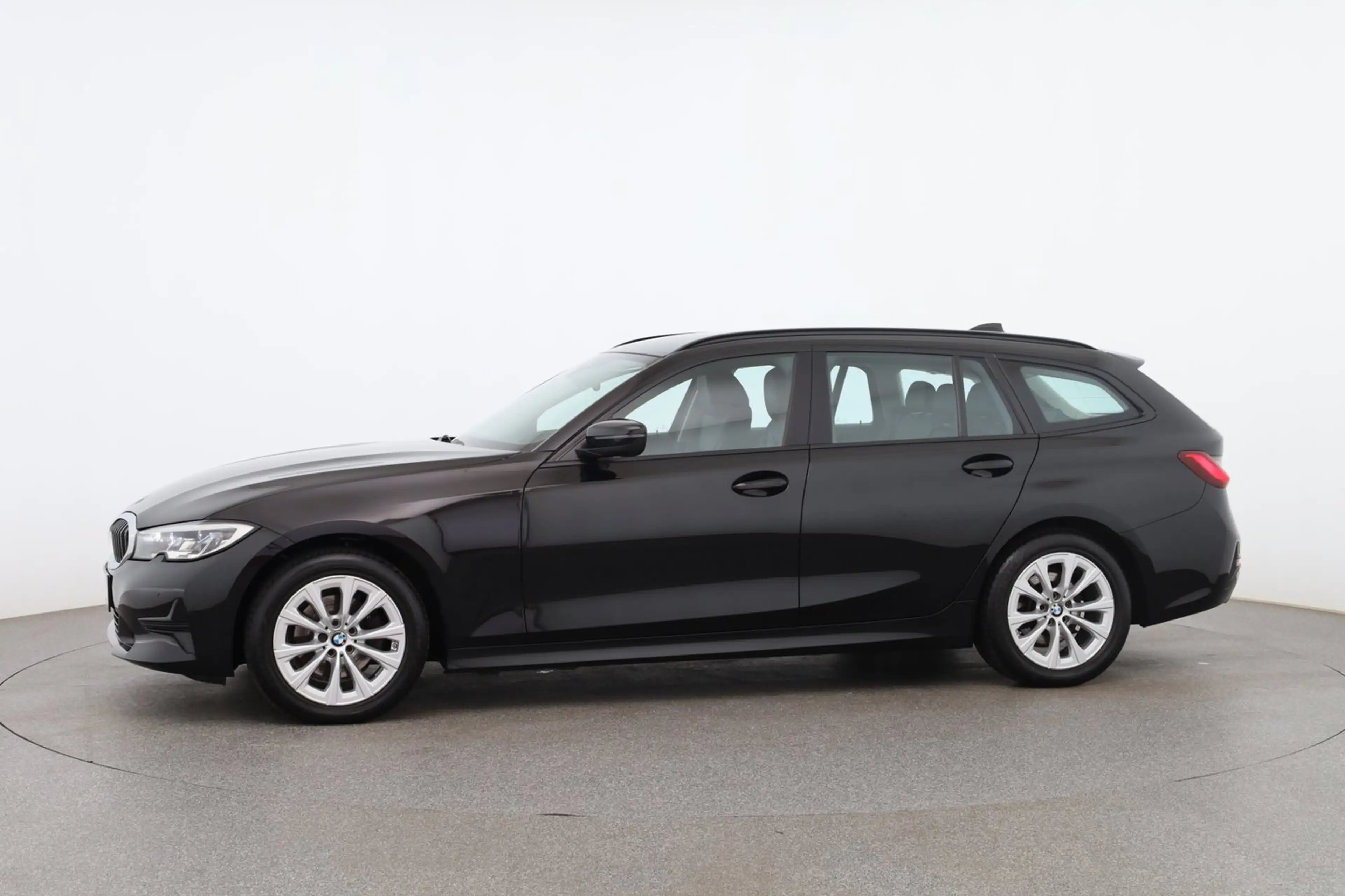 BMW 320 BMW 3 Touring 320 d xDrive Advantage — photo 2