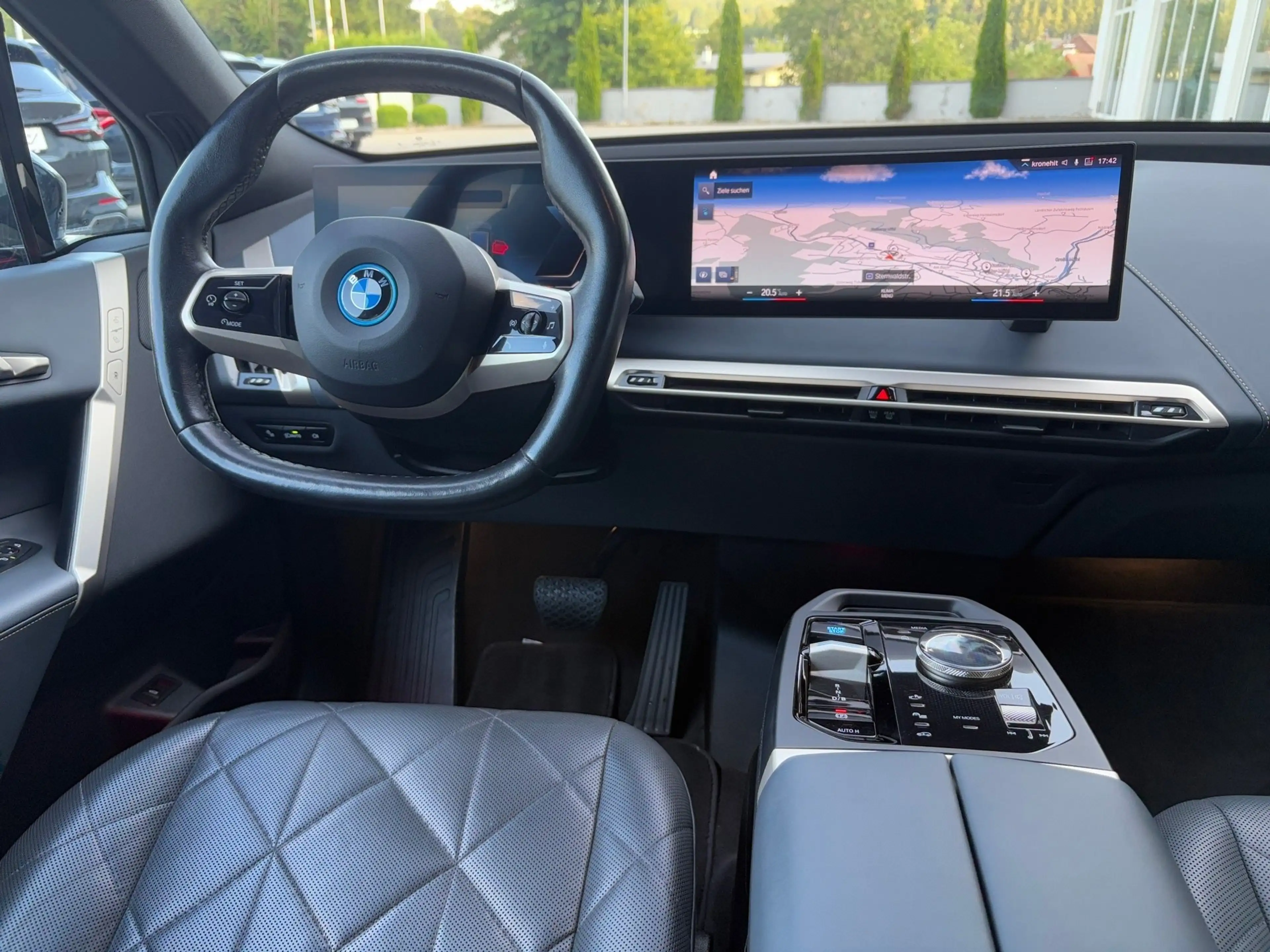 BMW iX xDrive40 — photo 12