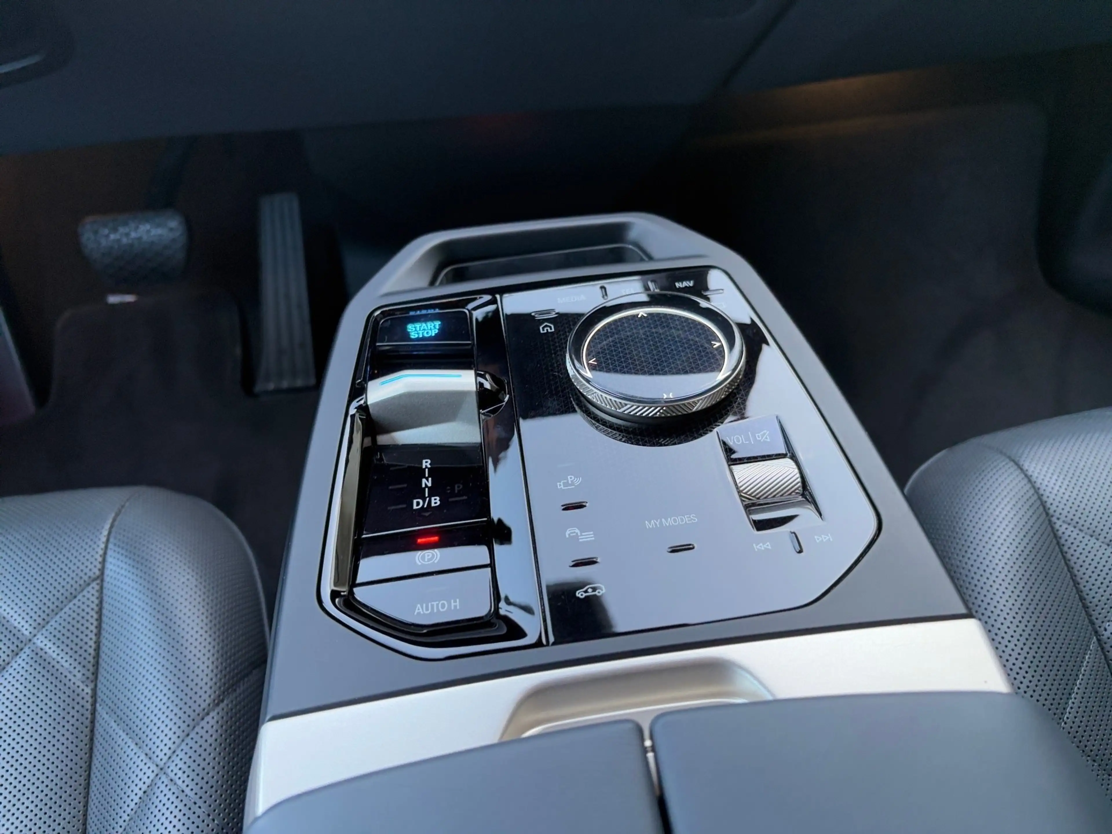 BMW iX xDrive40 — photo 10