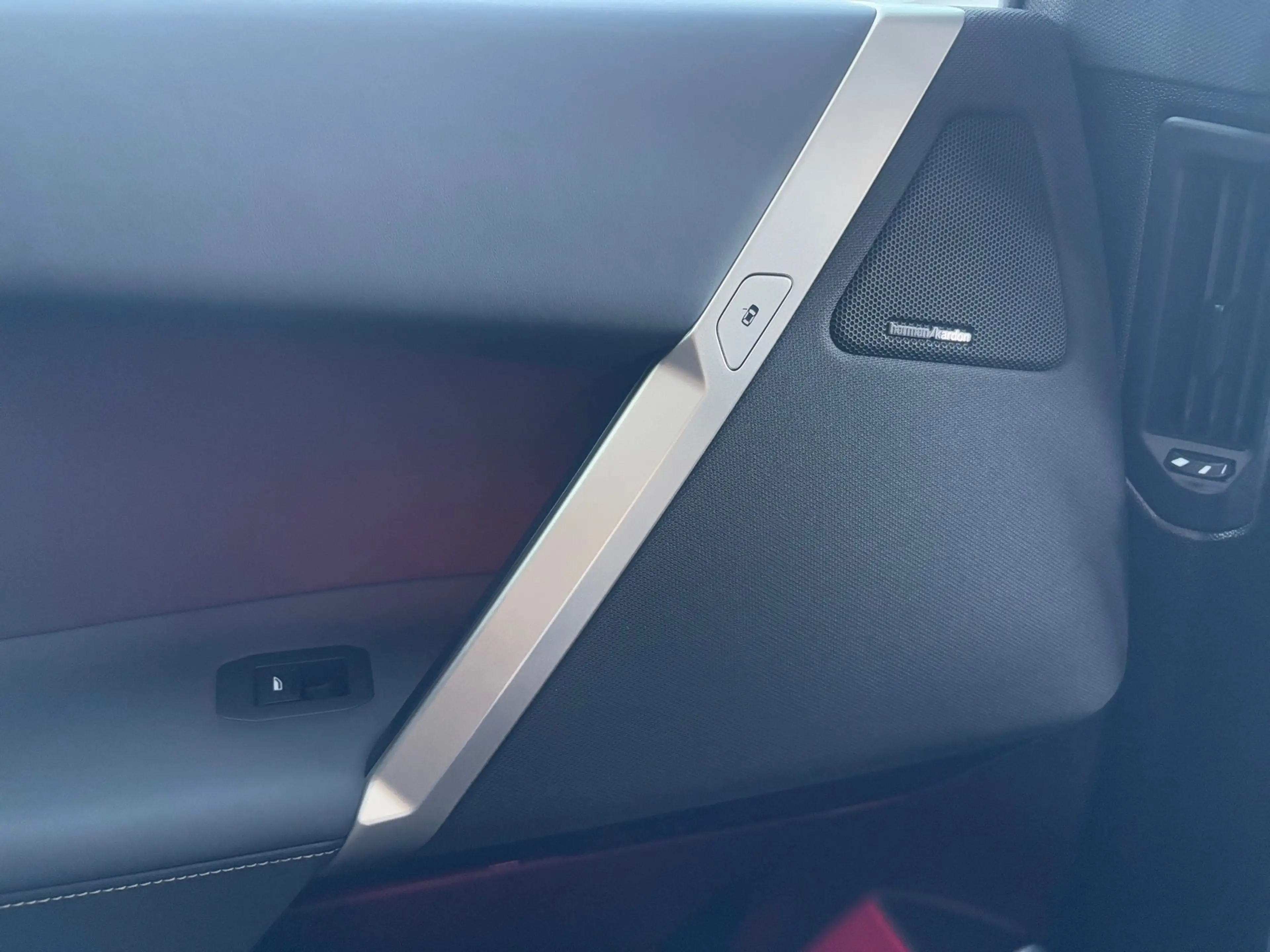 BMW iX xDrive40 — photo 11