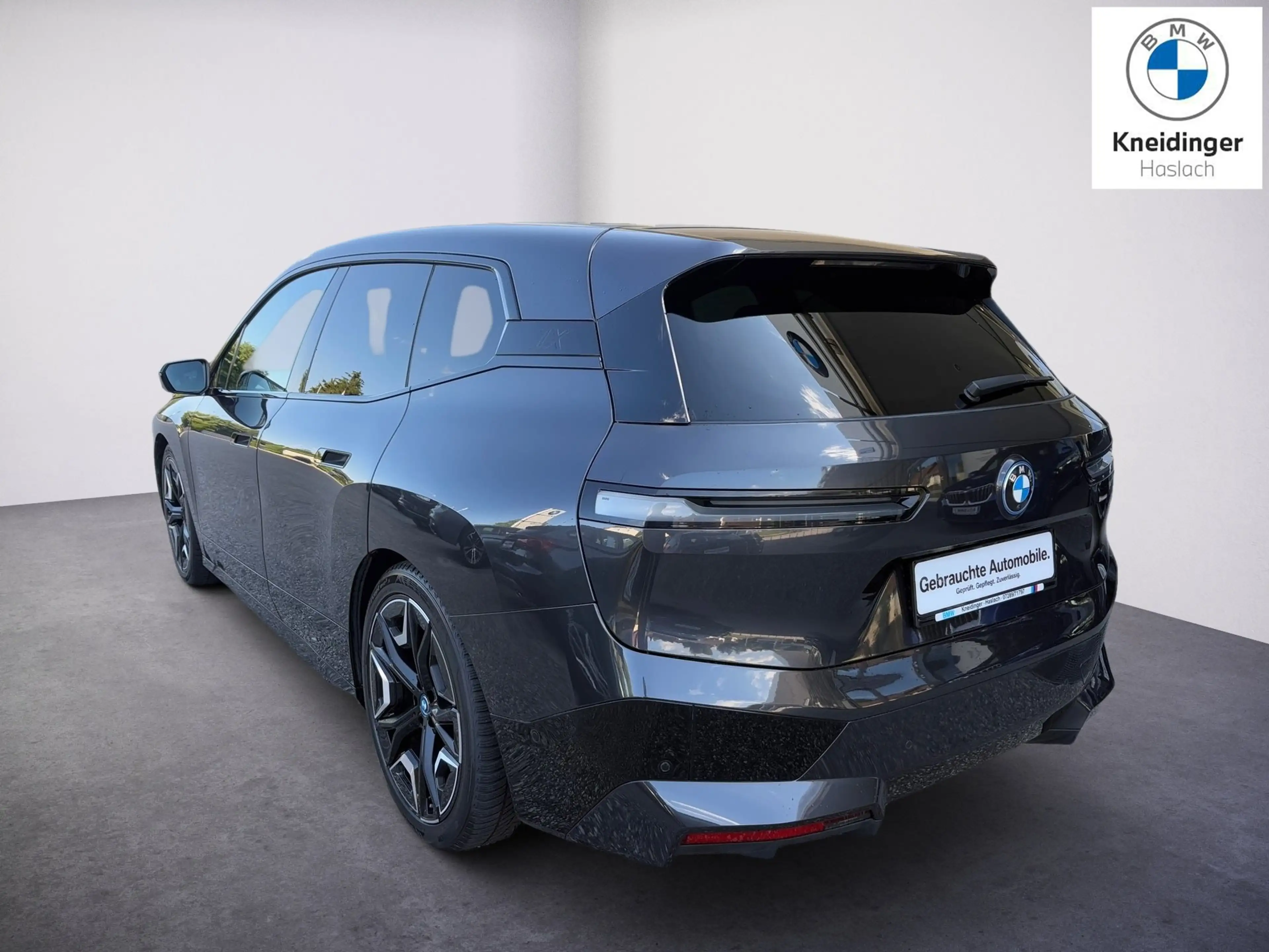 BMW iX xDrive40 — photo 3