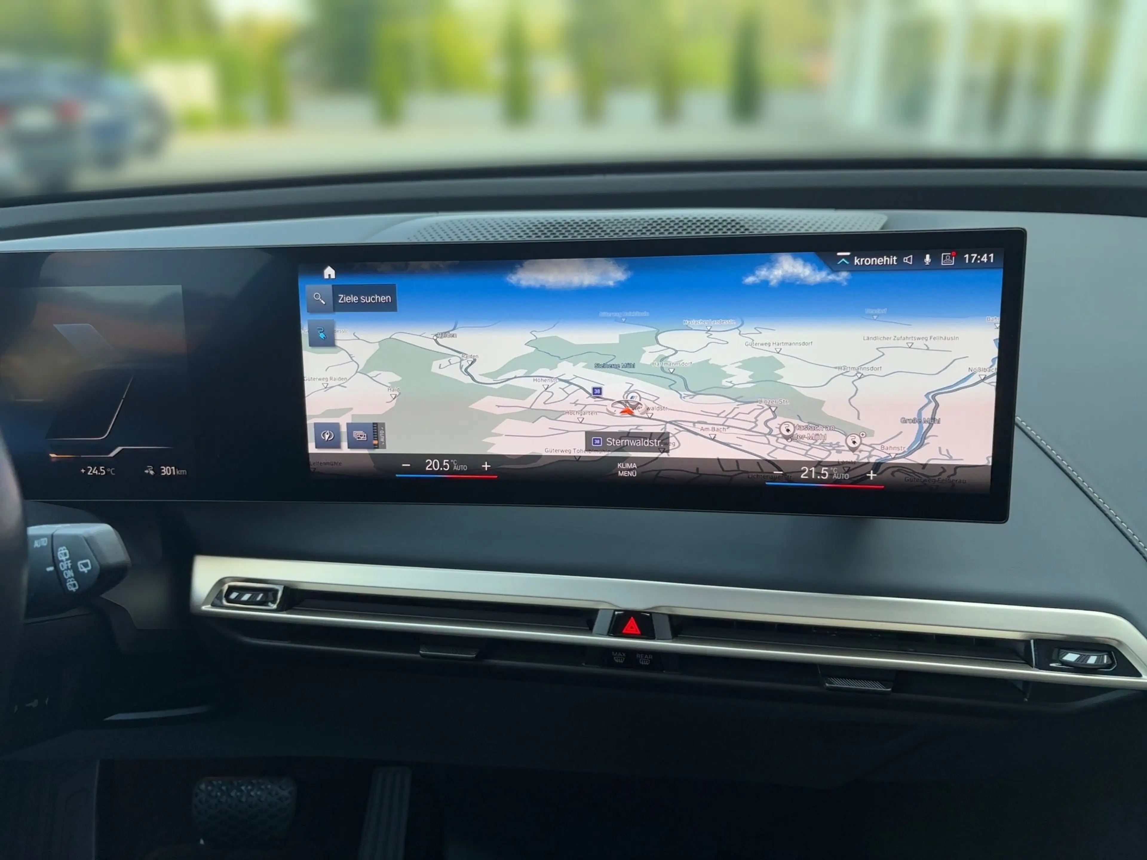 BMW iX xDrive40 — photo 8