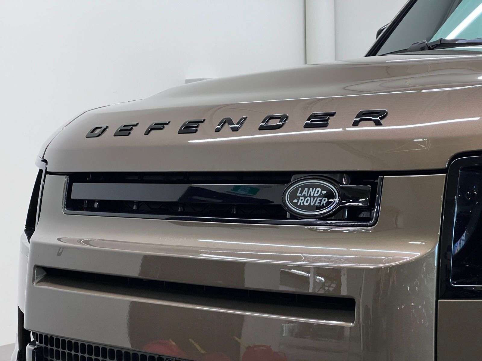 2026 Land Rover Defender 110 P400 X-DYNAMIC SE alt 3