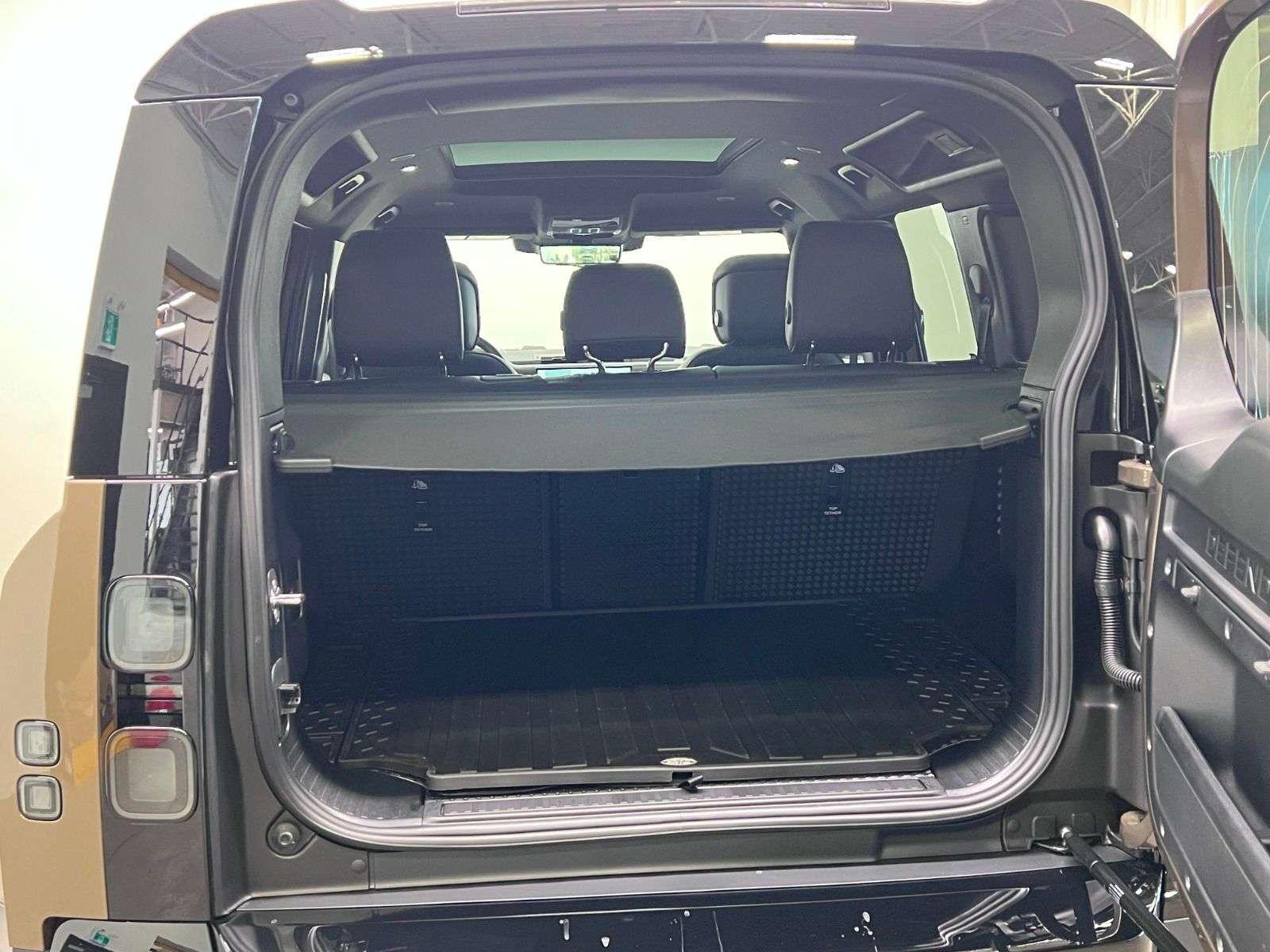 2026 Land Rover Defender 110 P400 X-DYNAMIC SE thumb 11