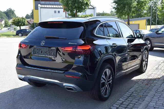 Mercedes-Benz Gla view 3