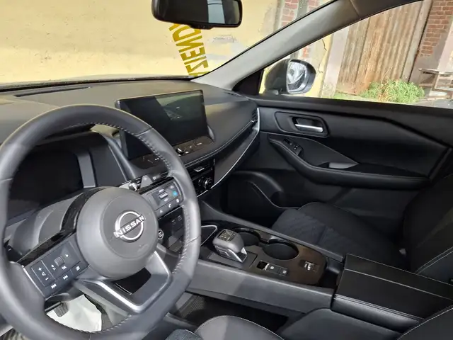 Nissan X-Trail view 4