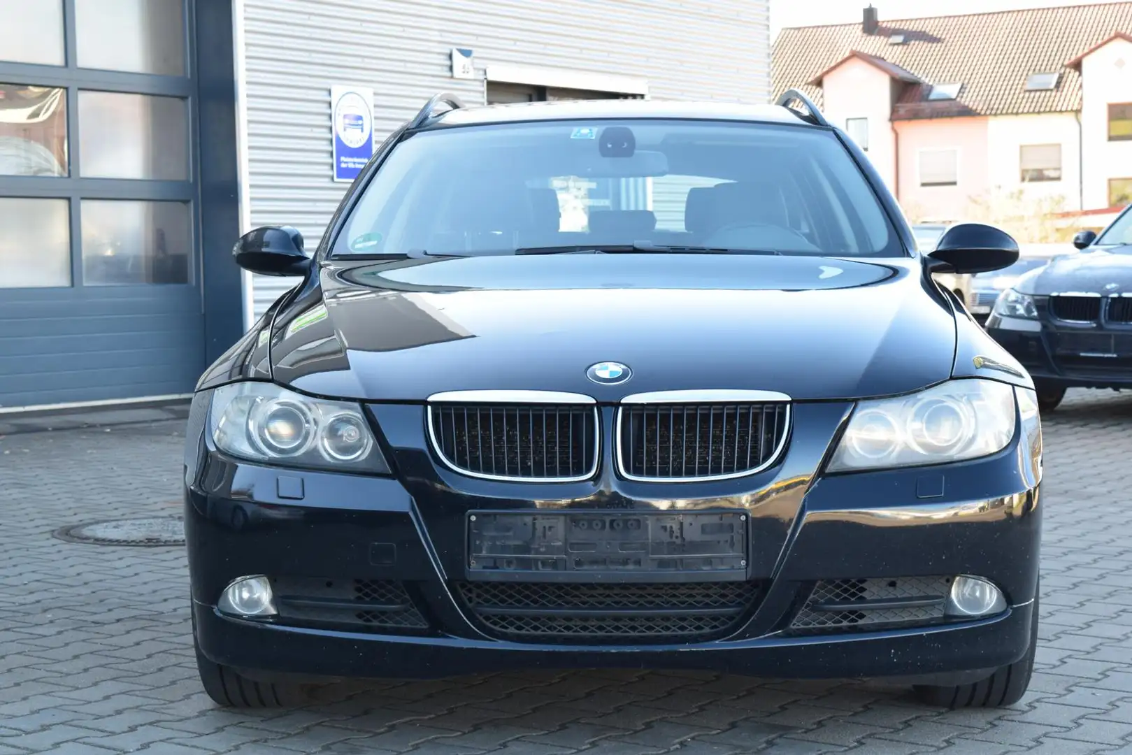 BMW 320 d *XENON*KEYLESS*LEDER*AHK*SHZ*BMW SCHECKHEFT Negro - 2