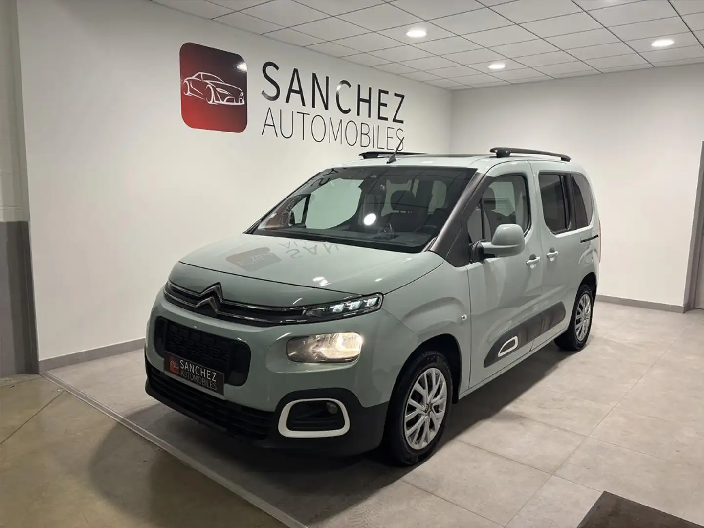 Citroen Berlingo 3 1.2 PURETECH 110 SHINE Vert - 1
